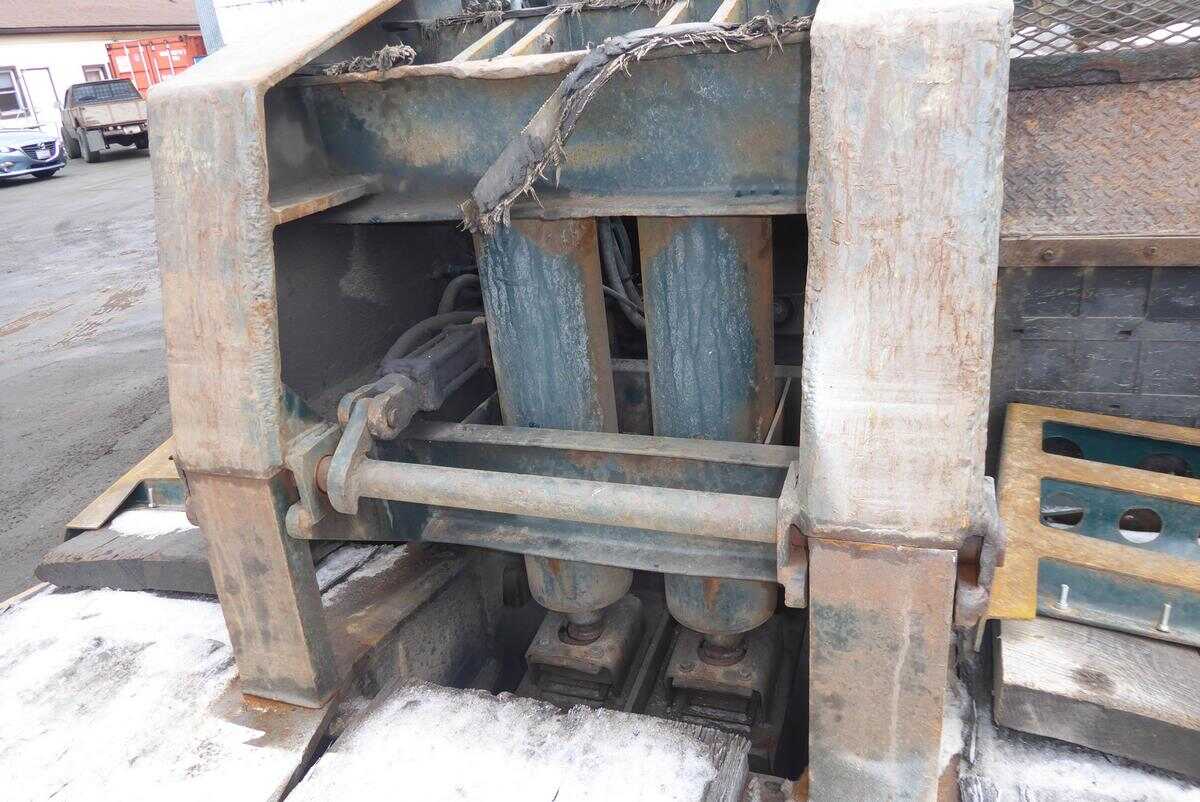 1986 Rogers tri axle drop deck
