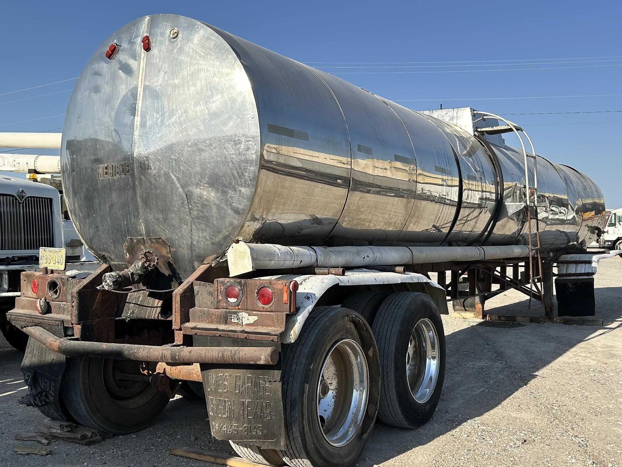 1972 Fruehauf 7200 gallon tank