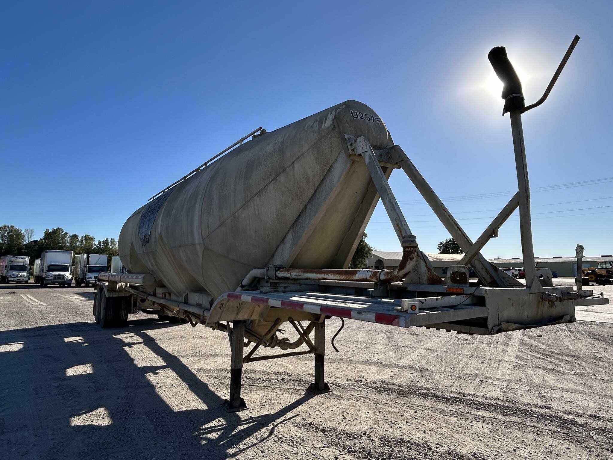 1984 Fruehauf 1000 cube pnuematic tank