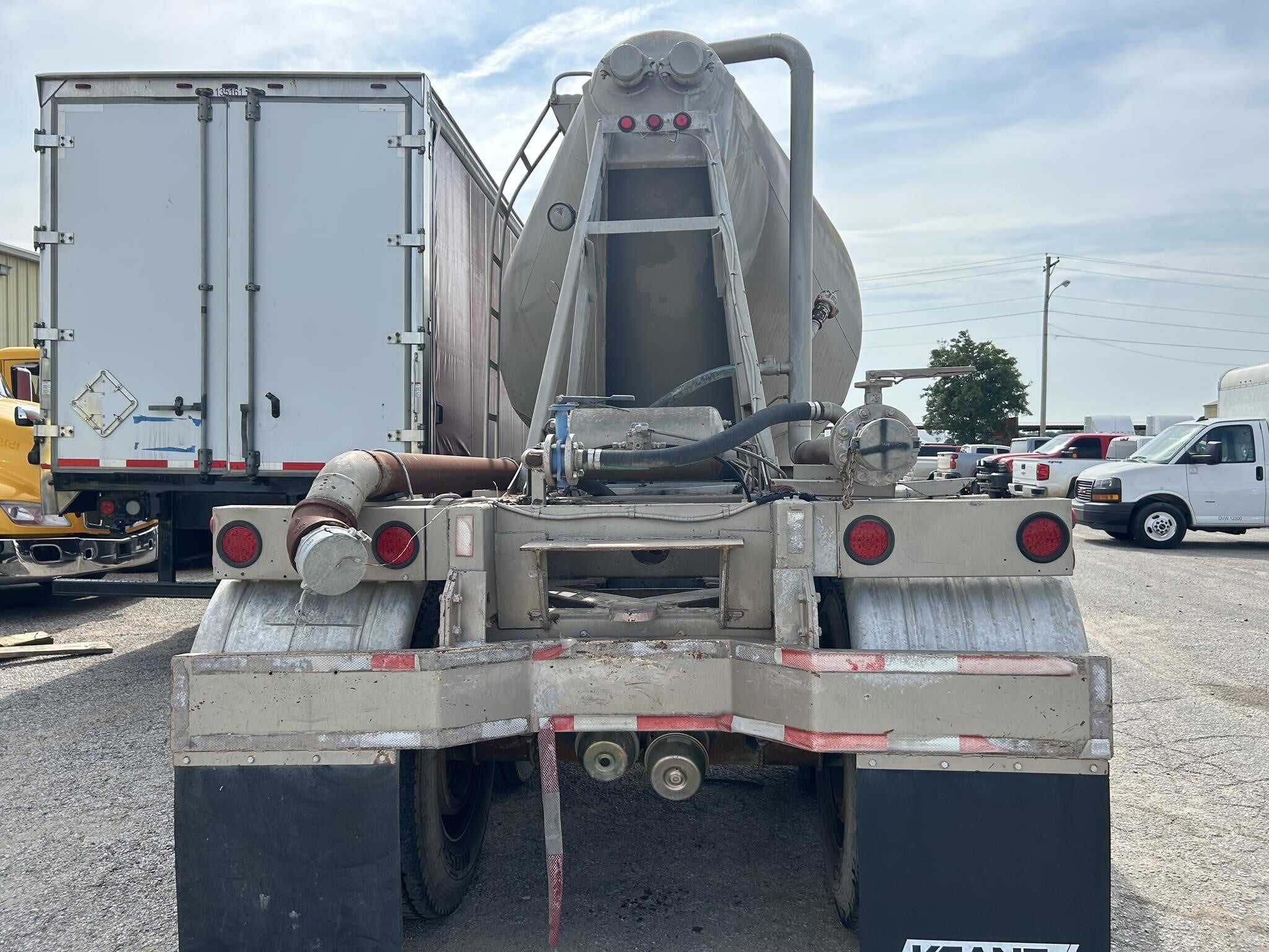 1981 Fruehauf 985 cube pnuematic tank