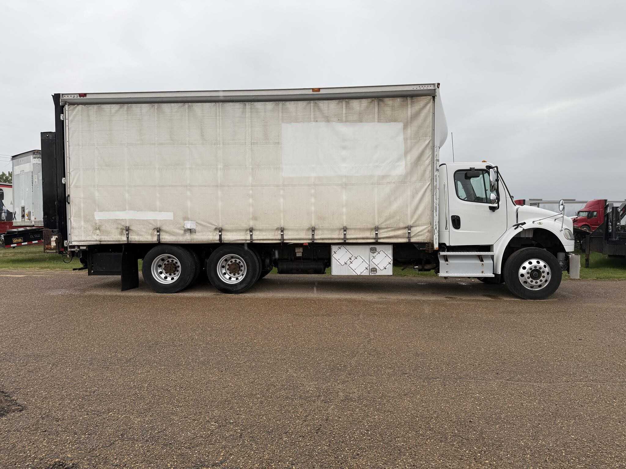 2013 Freightliner business class m2 106