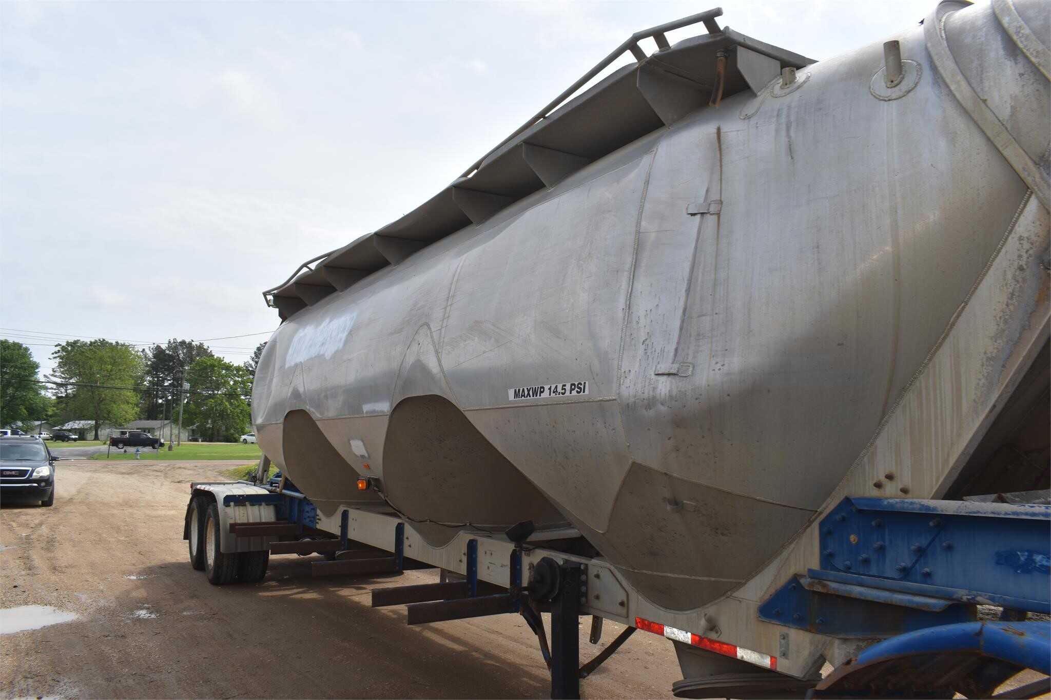 2001 Heil 1040 cube pnuematic tank