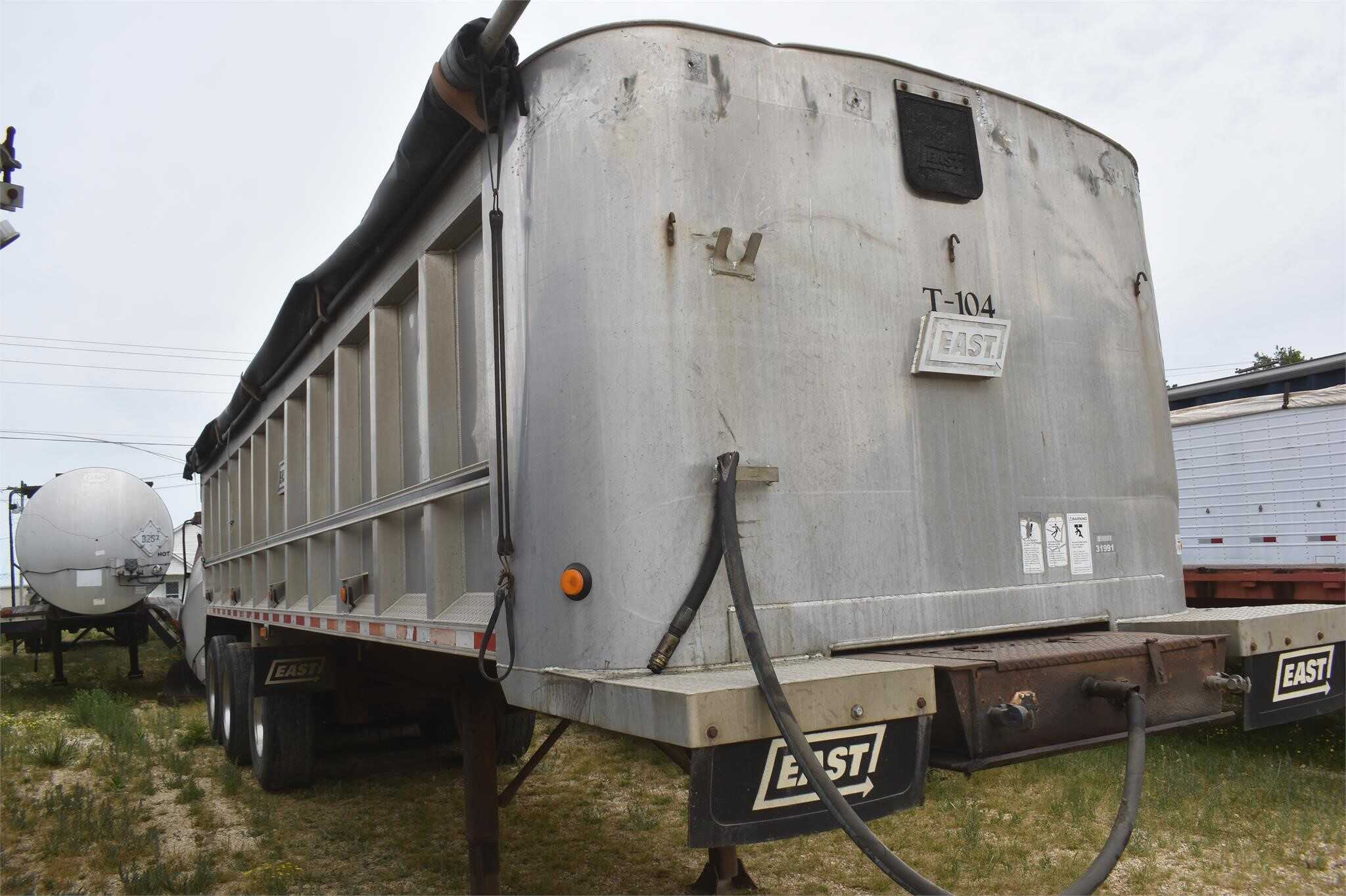 2002 East 36 ft tri axle end dump