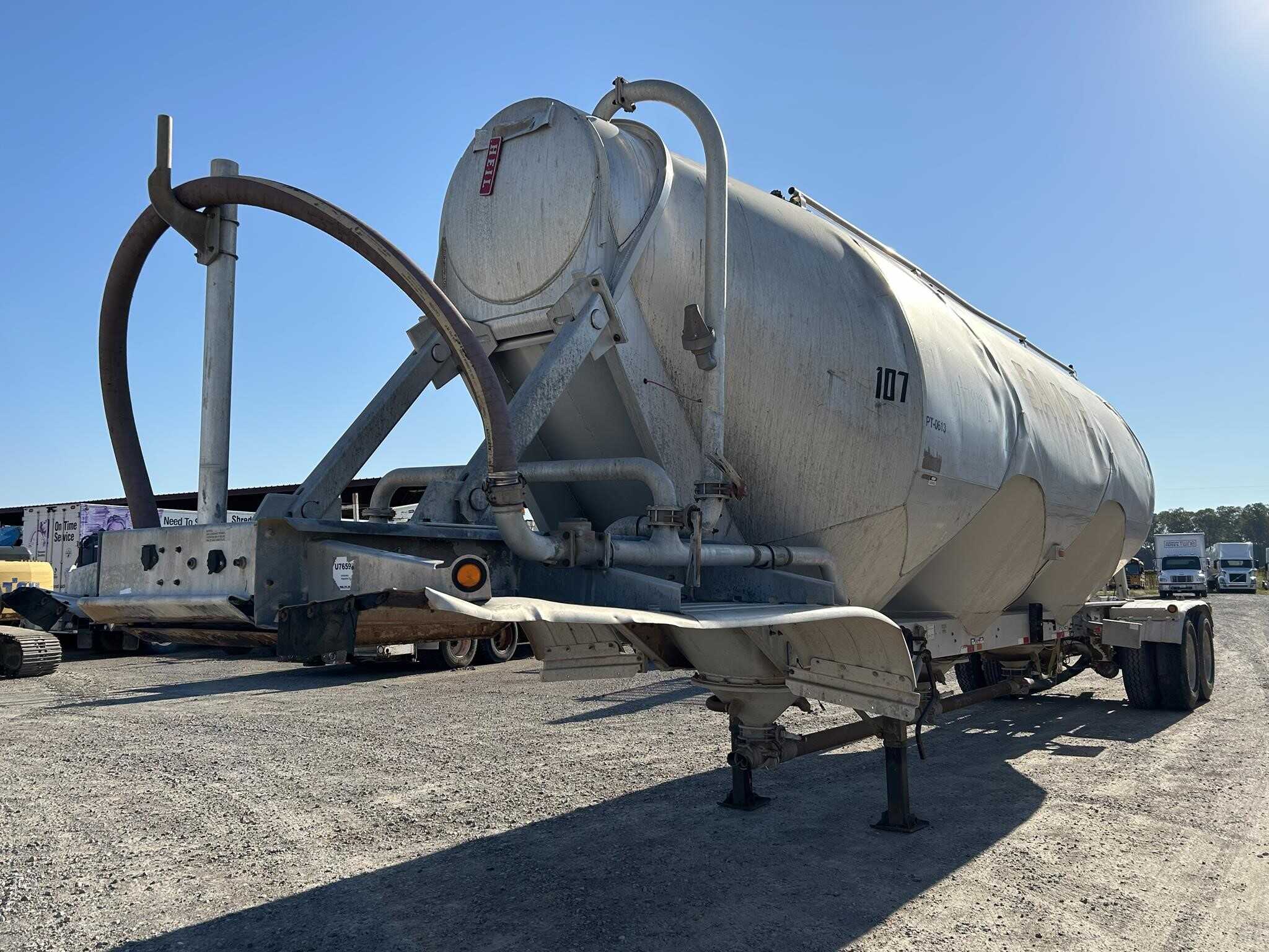 2007 Heil 1240 cubic foot pnuematic tank