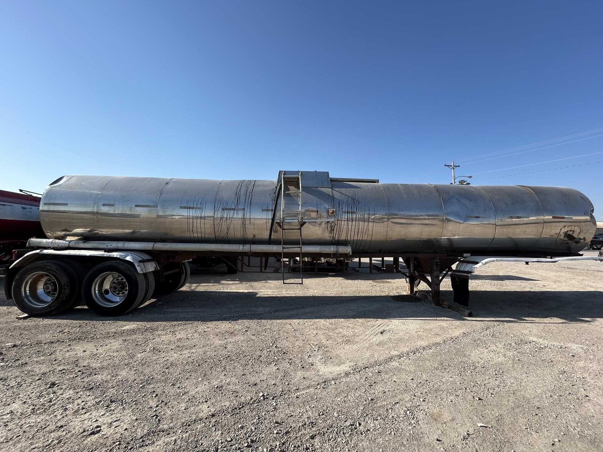1972 Fruehauf 7200 gallon tank