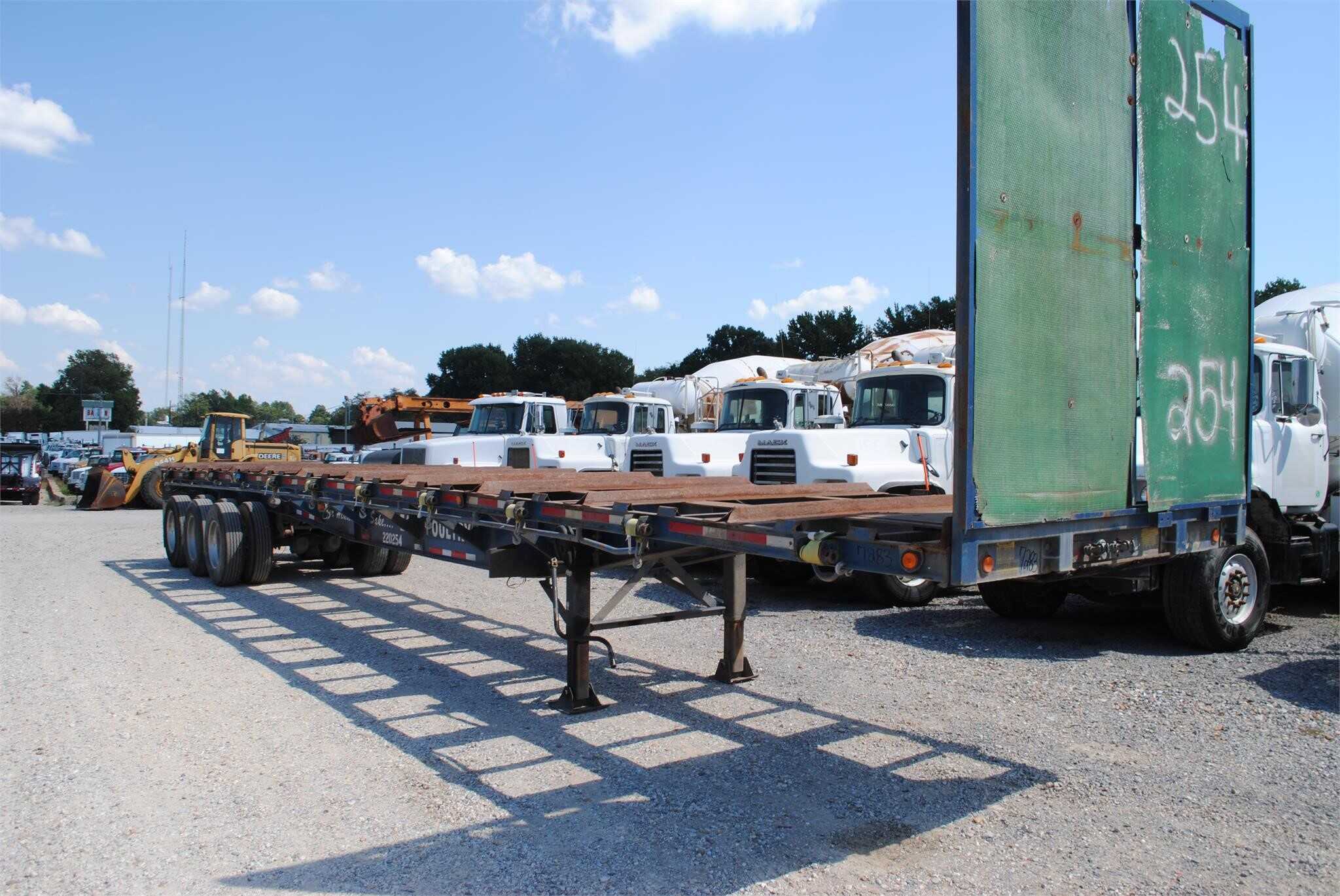 2006 Viking tri axle crate trailer