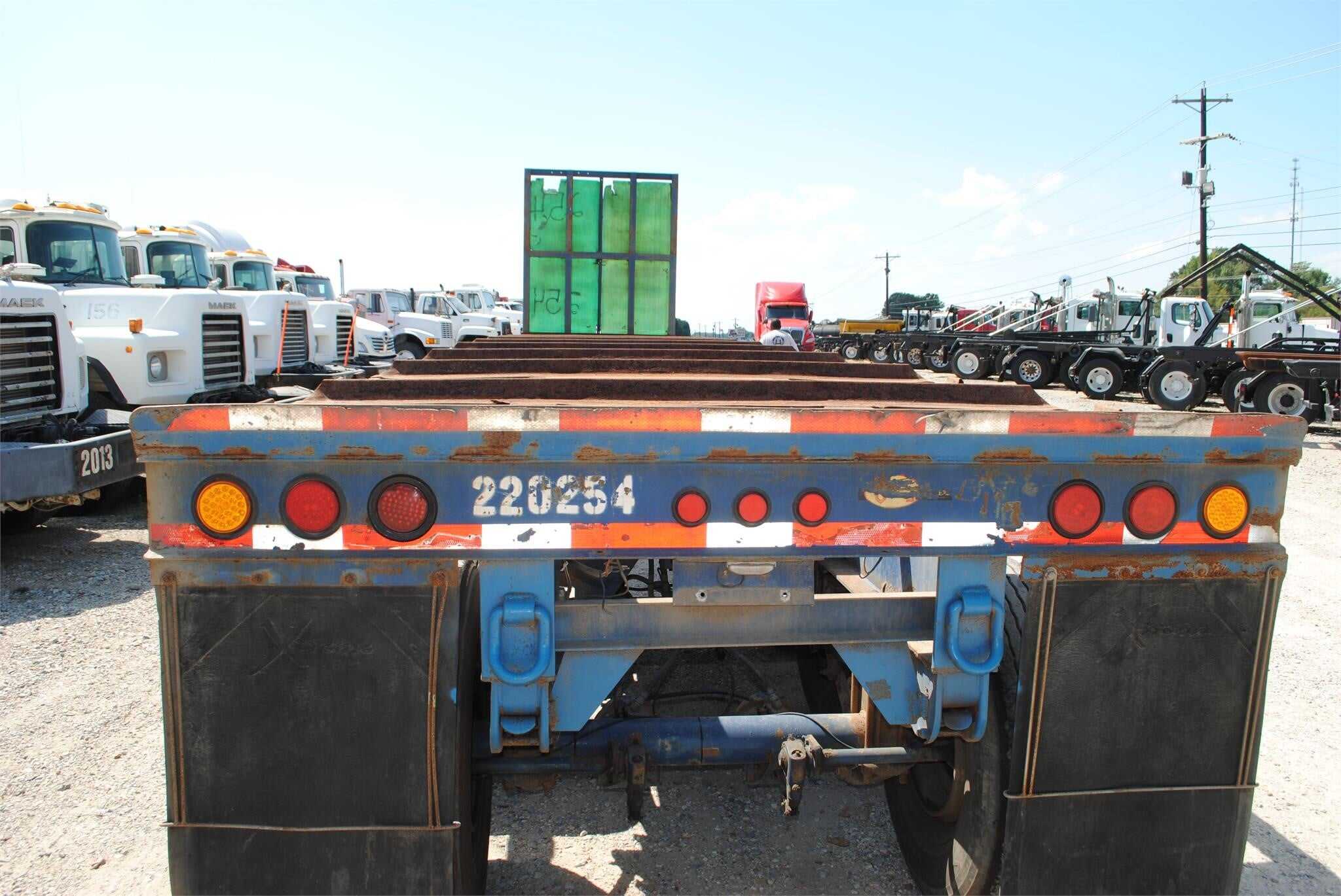2006 Viking tri axle crate trailer