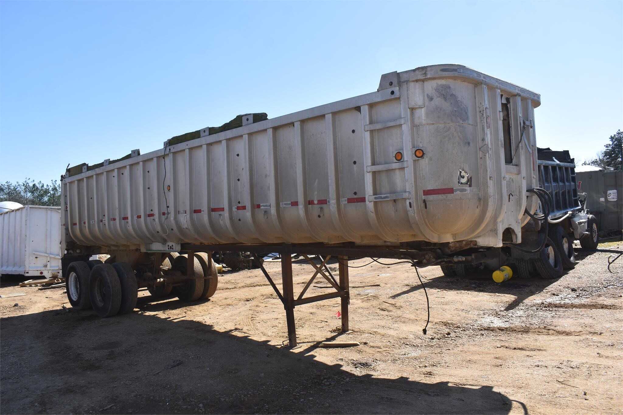 1967 Fruehauf 30 ft dump