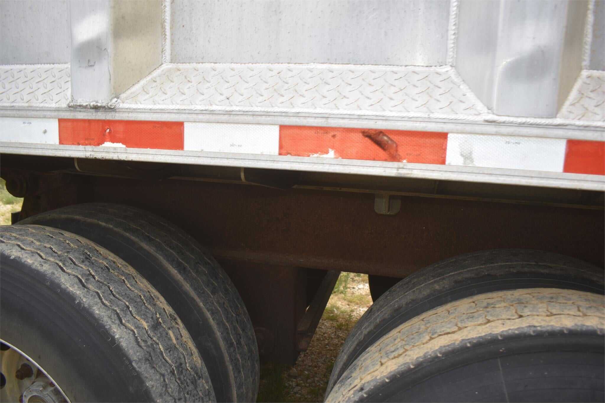 2002 East 36 ft tri axle end dump
