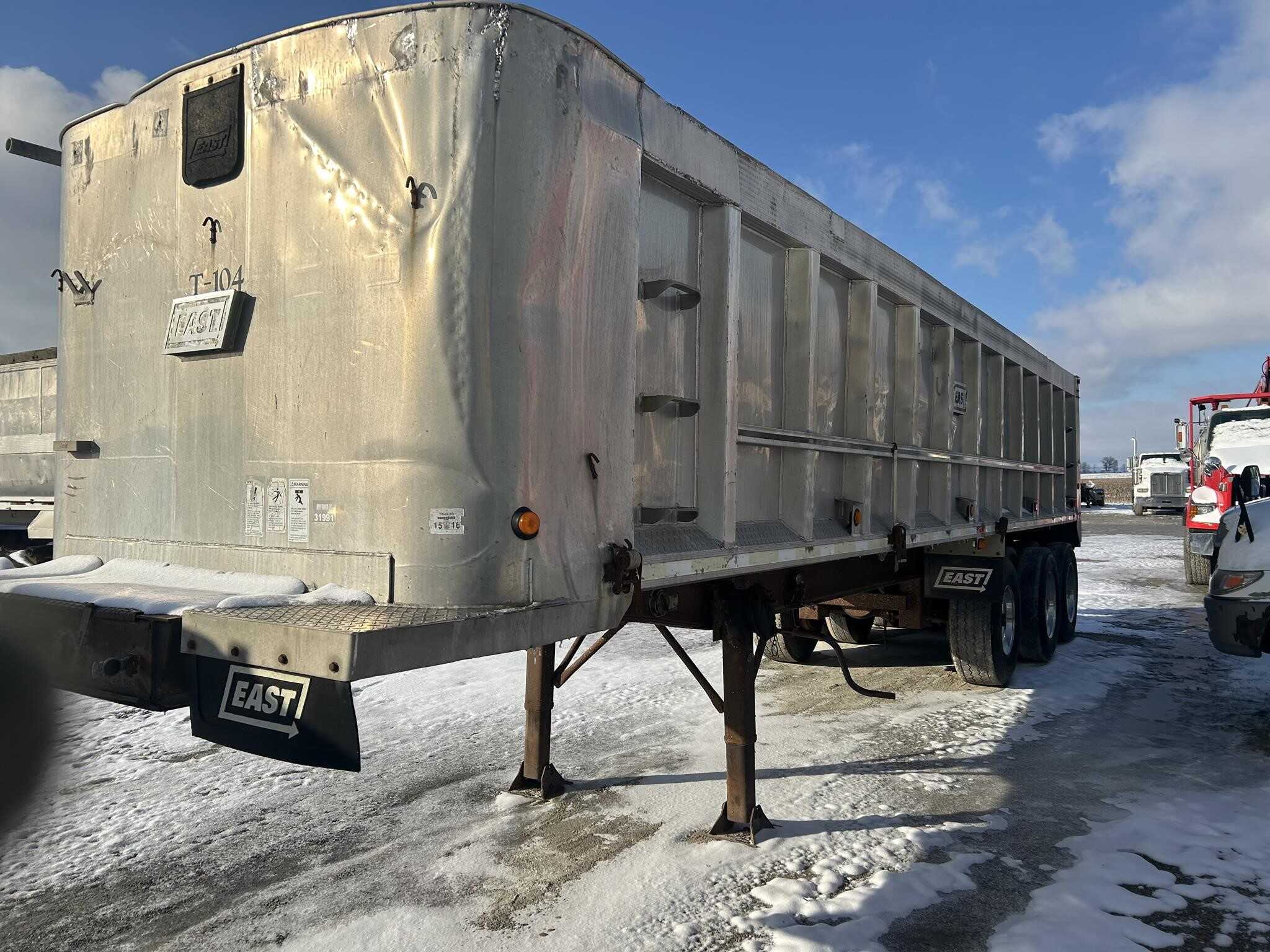 2002 East 36 ft tri axle end dump