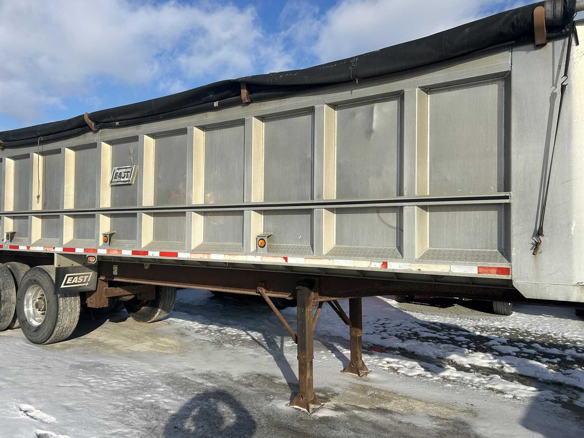 2002 East 36 ft tri axle end dump