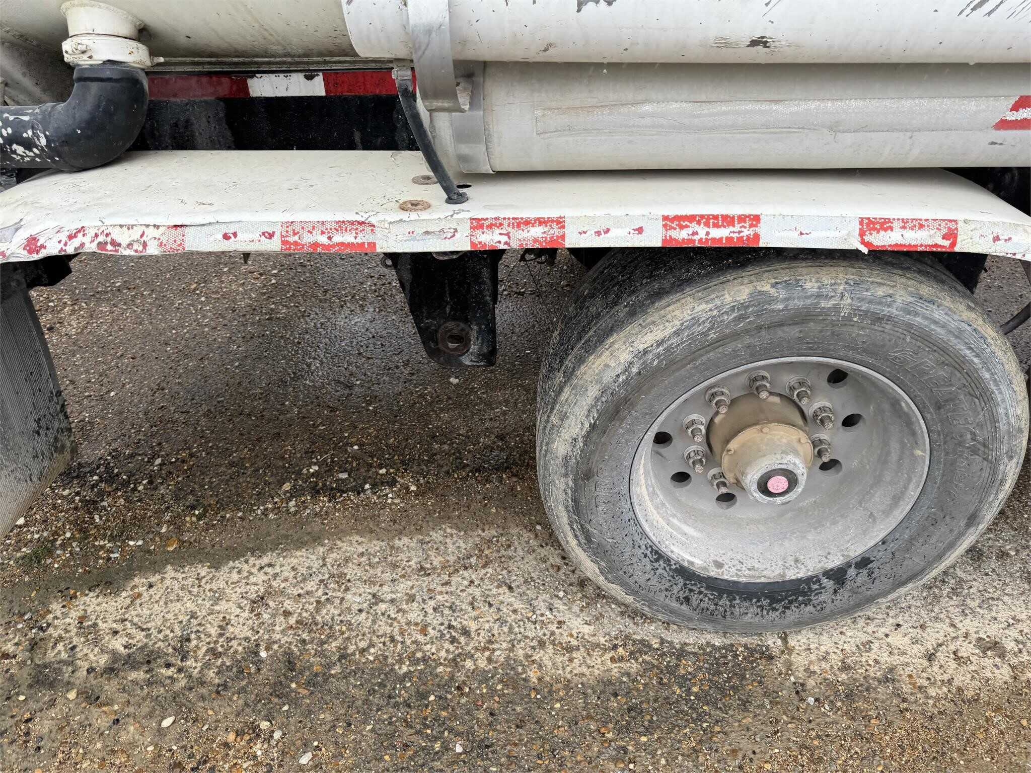 2007 Beall 9600 gallon tank