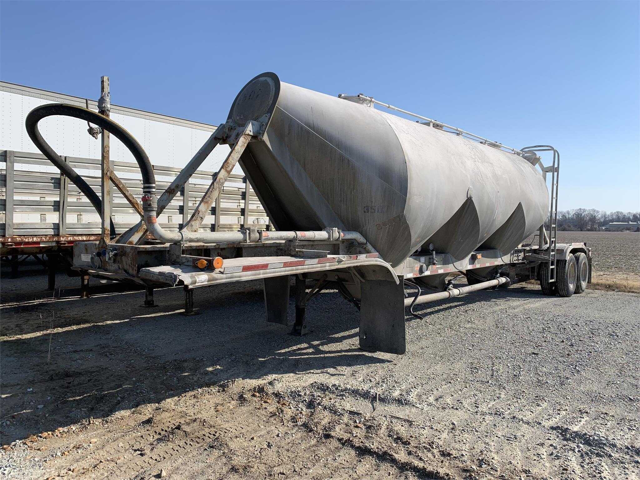1994 Fruehauf 1000 cube pnuematic tank