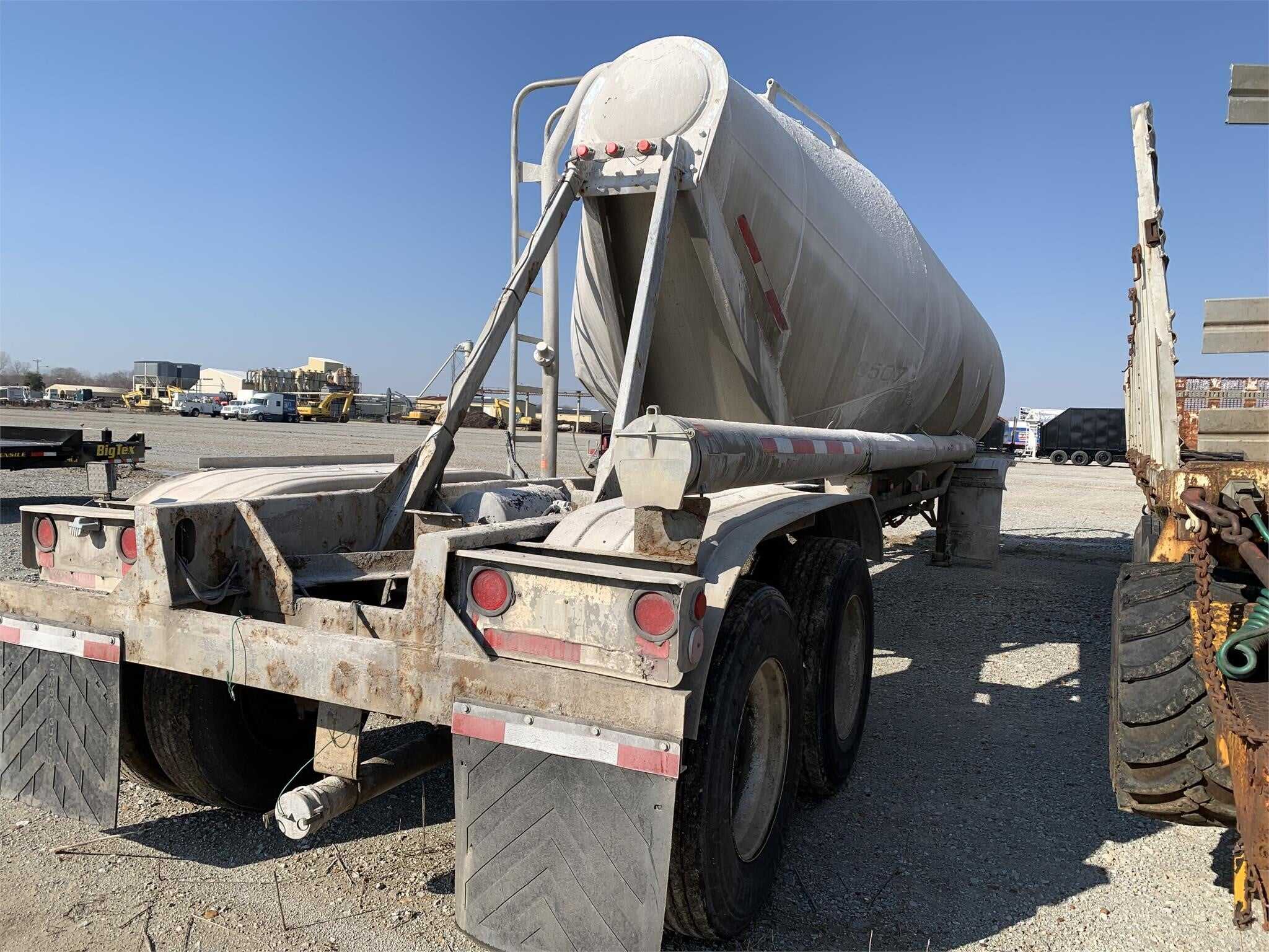 1994 Fruehauf 1000 cube pnuematic tank