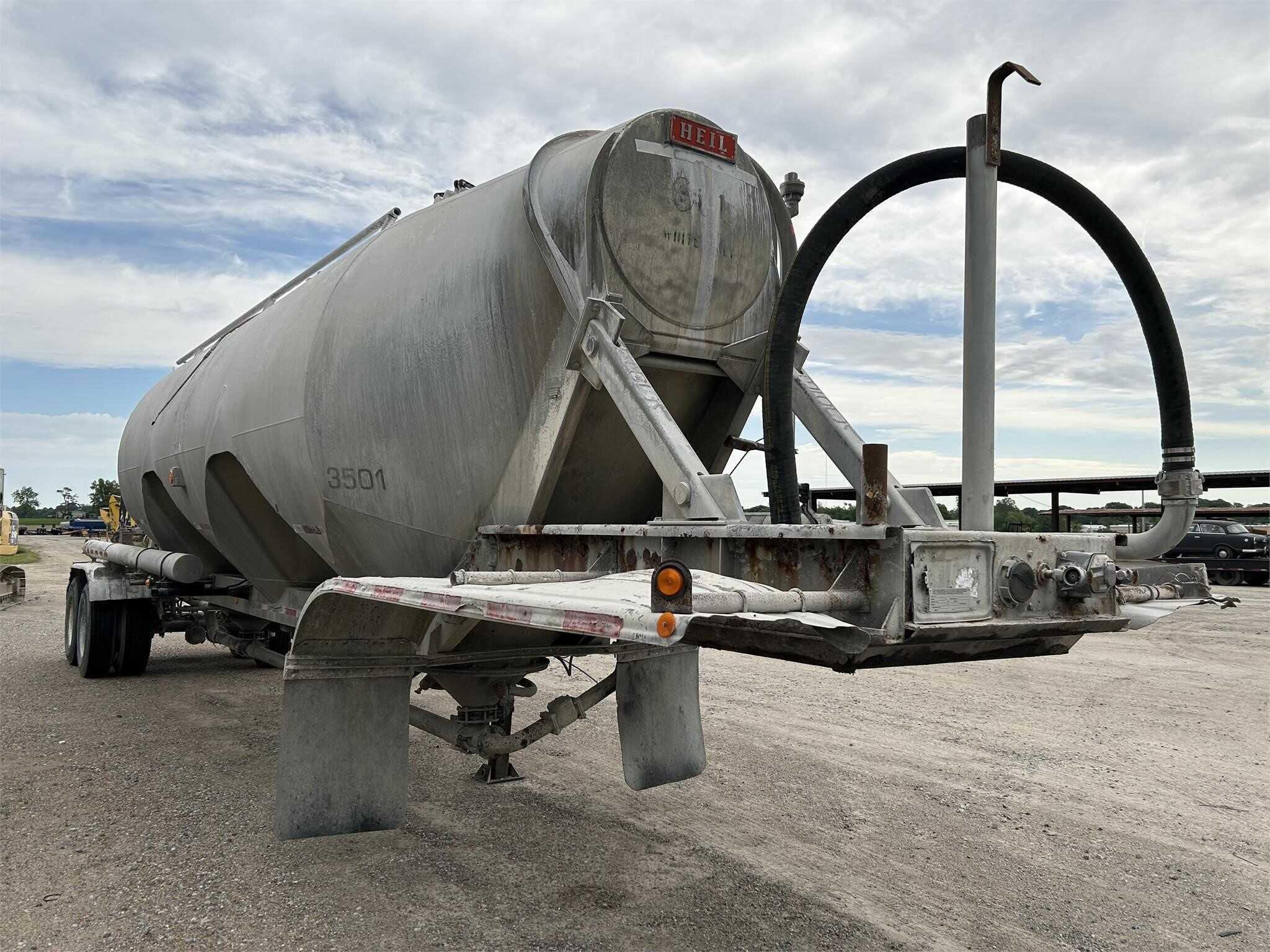 1990 Heil 1000 cube pnuematic tank