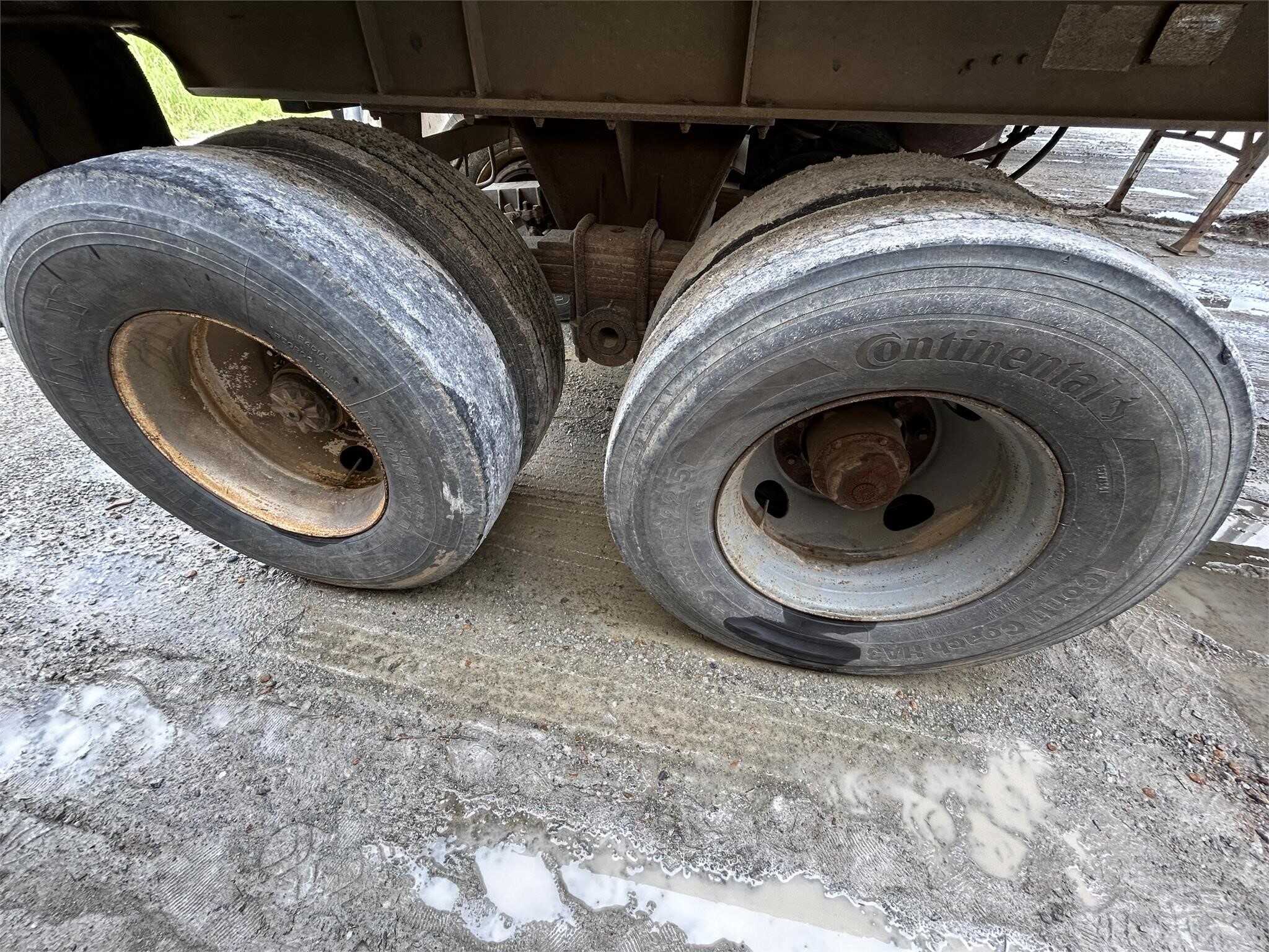 1984 Cmc 27 ft end dump