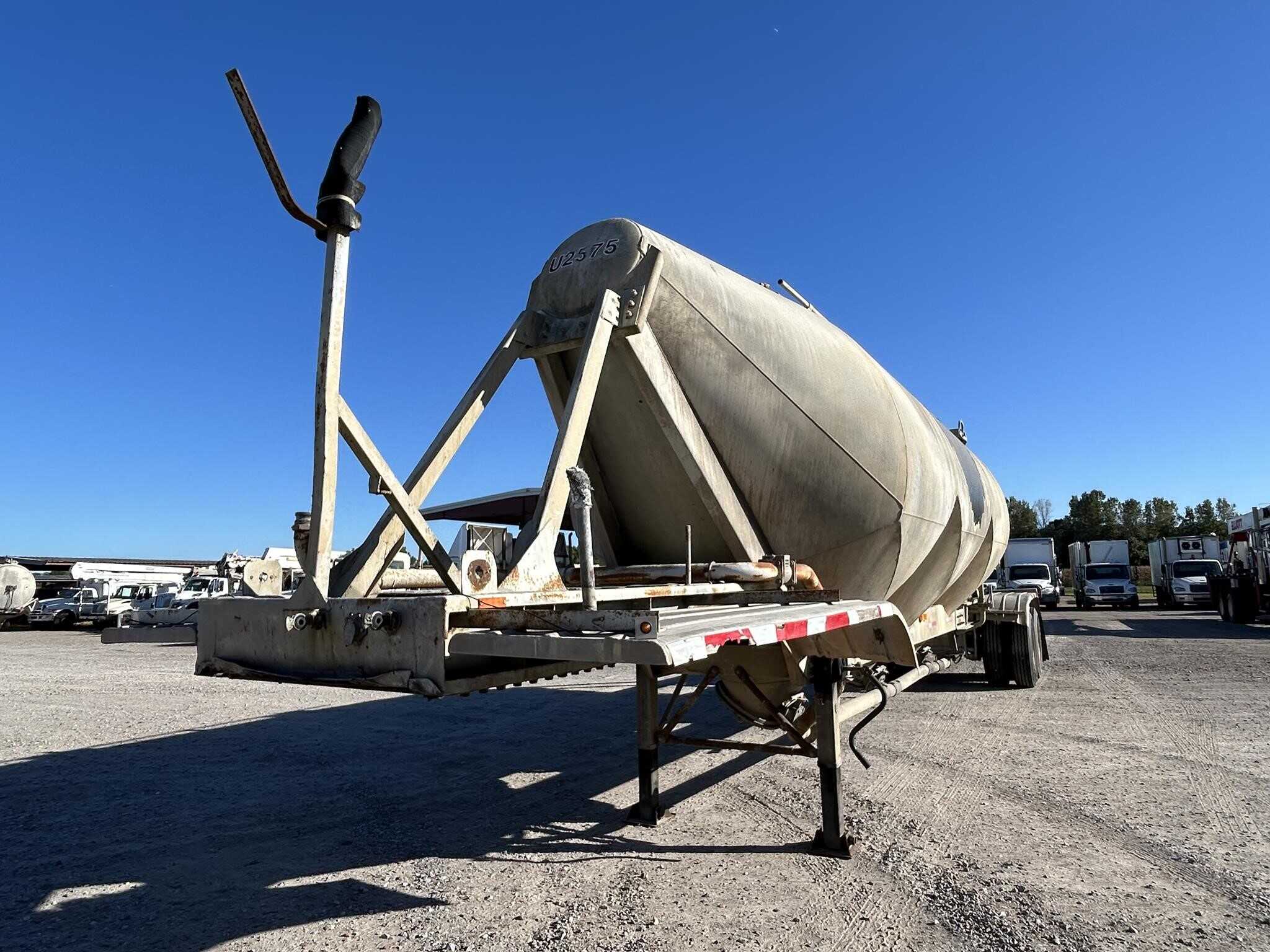 1984 Fruehauf 1000 cube pnuematic tank