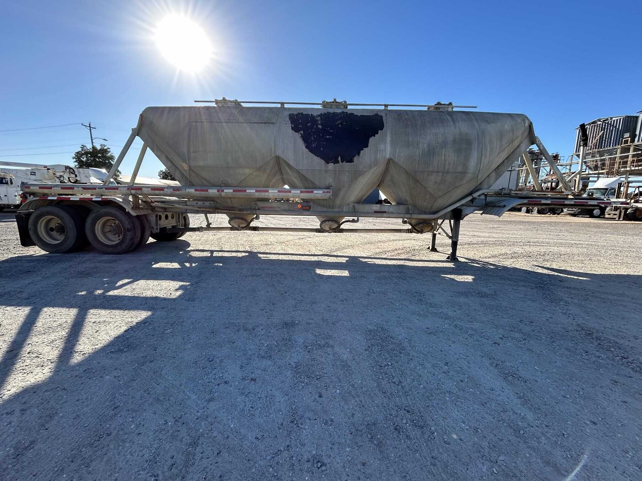 1984 Fruehauf 1000 cube pnuematic tank