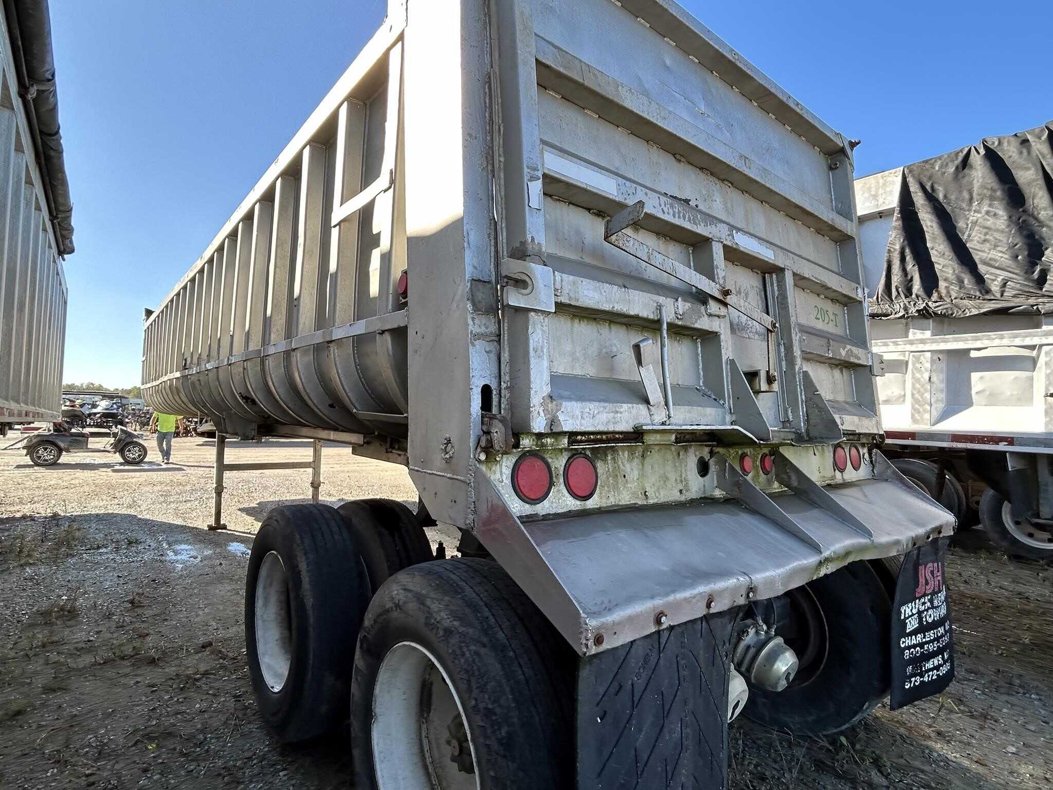1977 Fruehauf 33 ft end dump