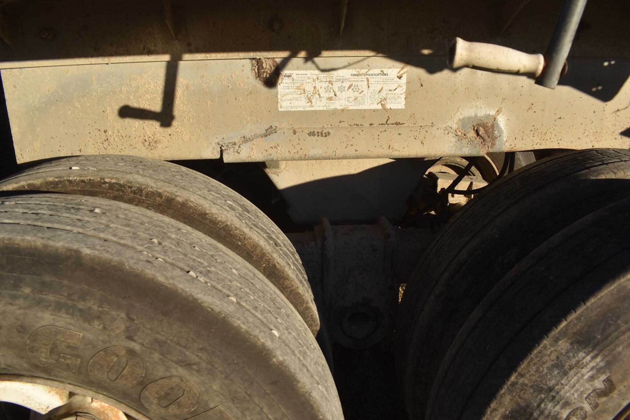 1989 Montone 39 ft end dump