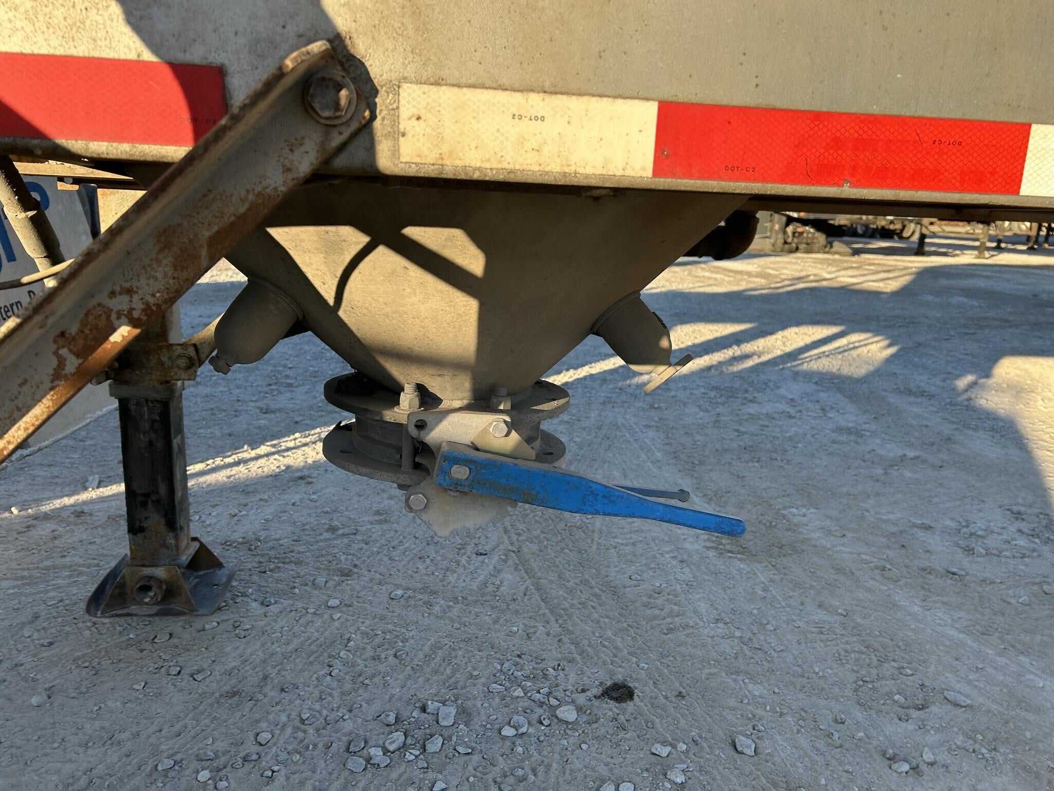 1984 Fruehauf 1000 cube pnuematic tank