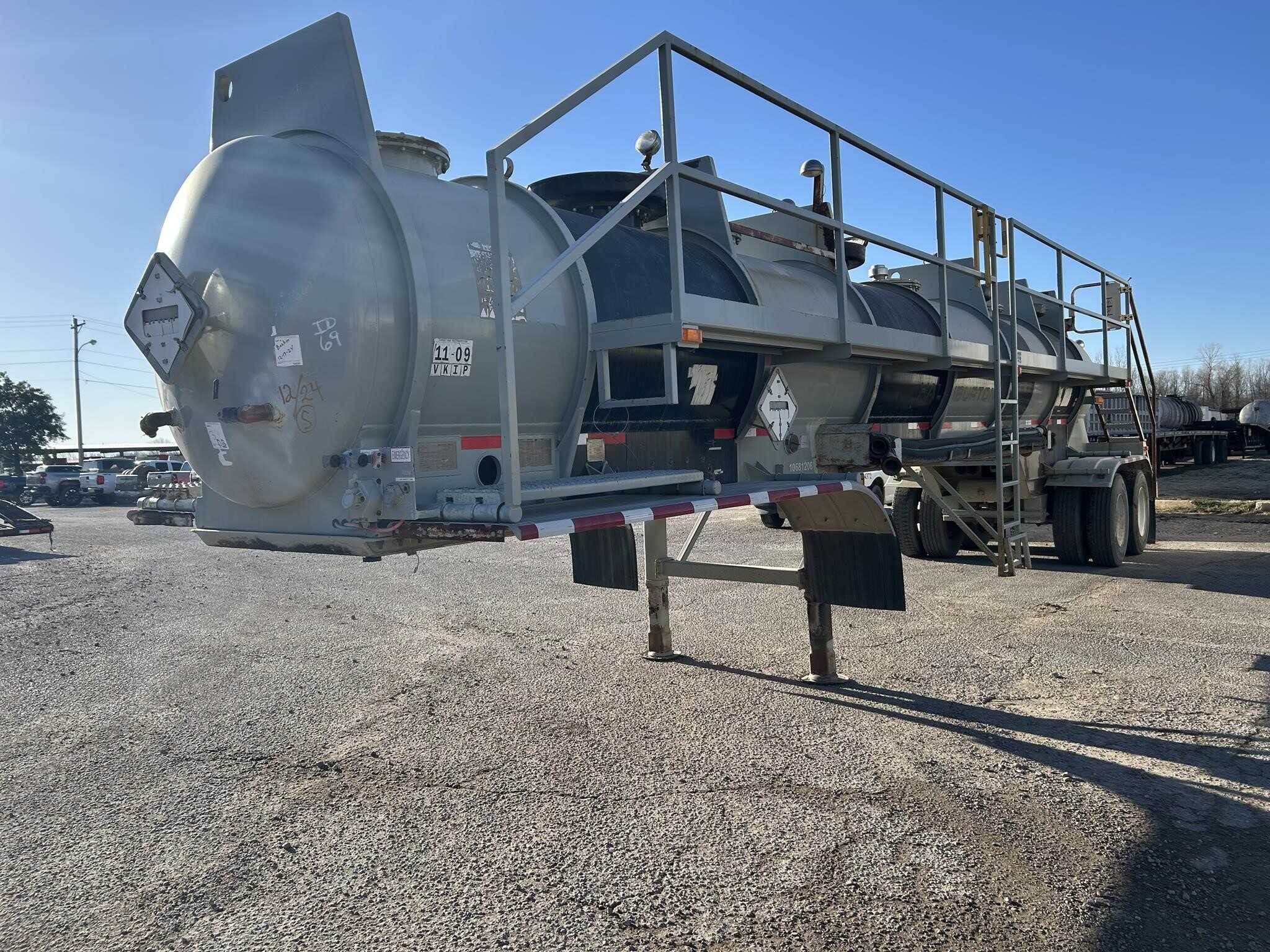2004 Worley Welding Works 3 compartment chemical/ acid