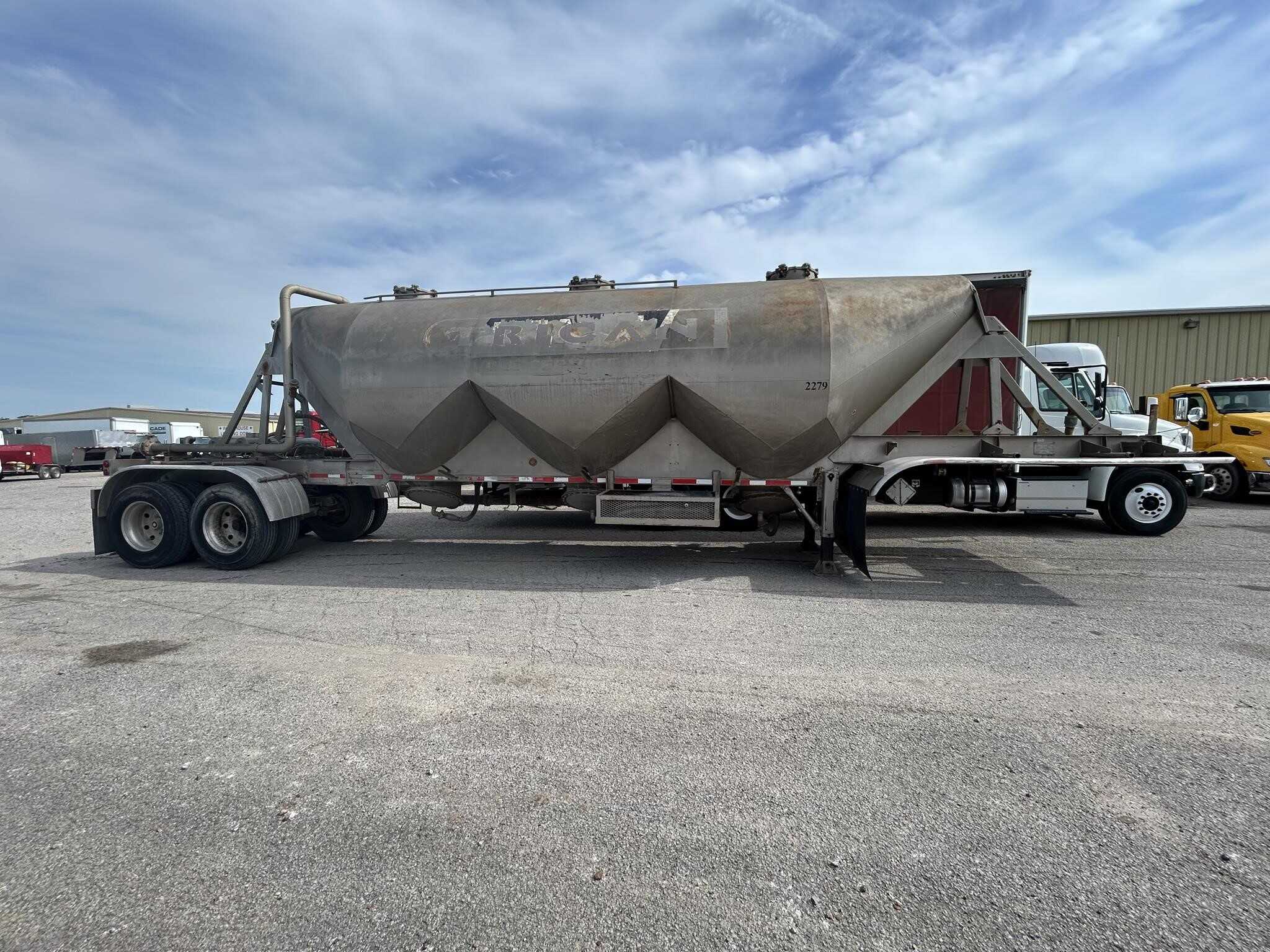 1981 Fruehauf 985 cube pnuematic tank