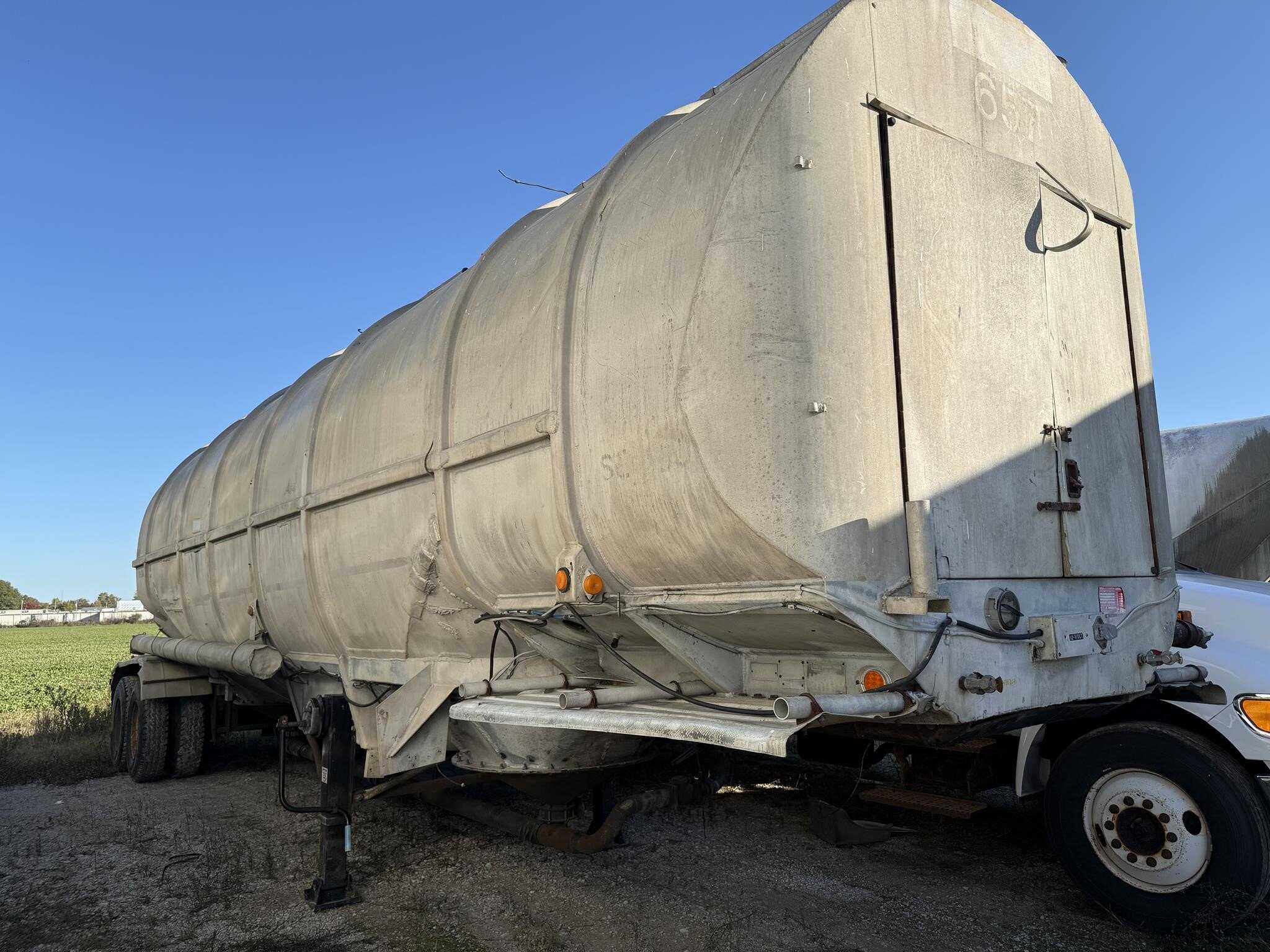 1968 Fruehauf 1390 cubic ft tank