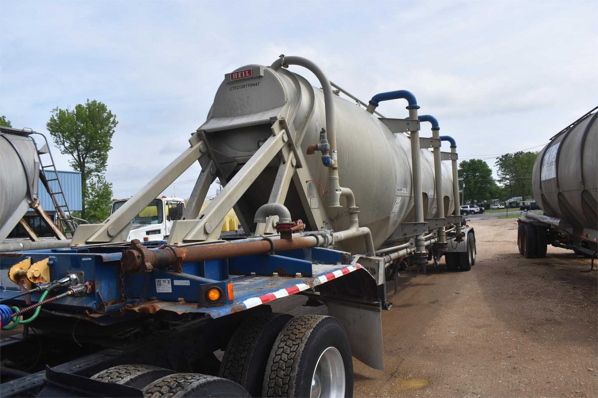 2001 Heil 1040 cube pnuematic tank