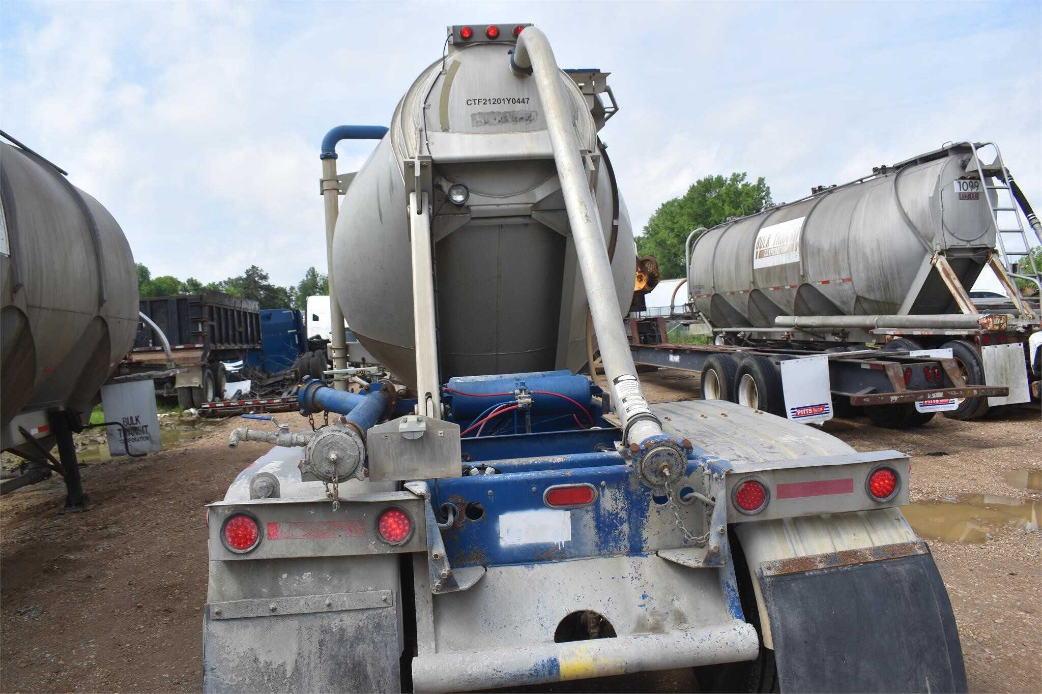 2001 Heil 1040 cube pnuematic tank