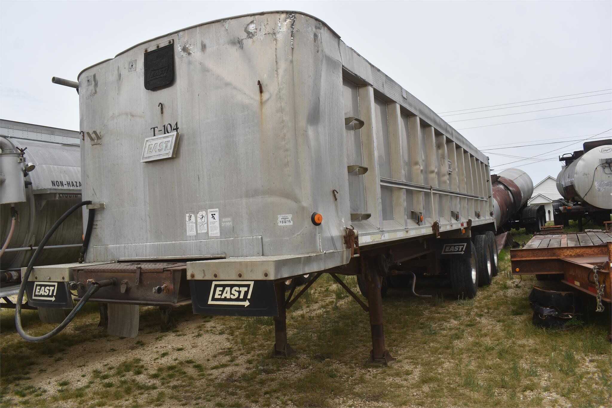 2002 East 36 ft tri axle end dump