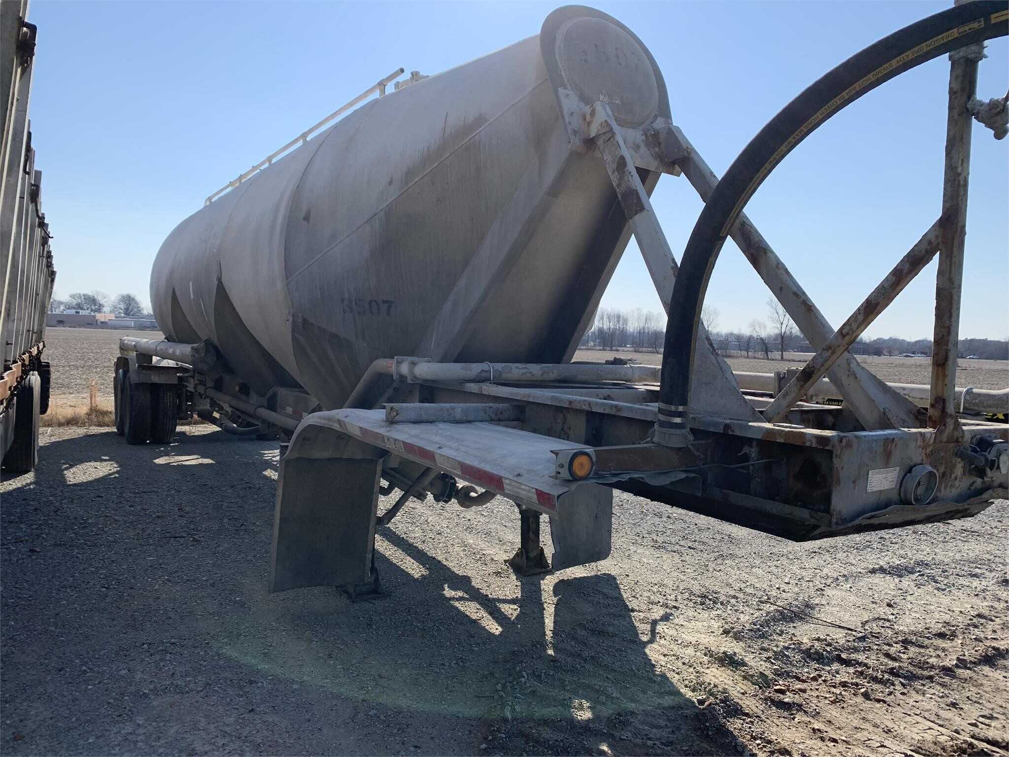 1994 Fruehauf 1000 cube pnuematic tank