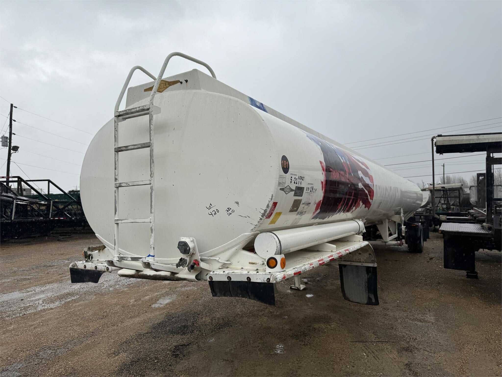 2007 Beall 9600 gallon tank