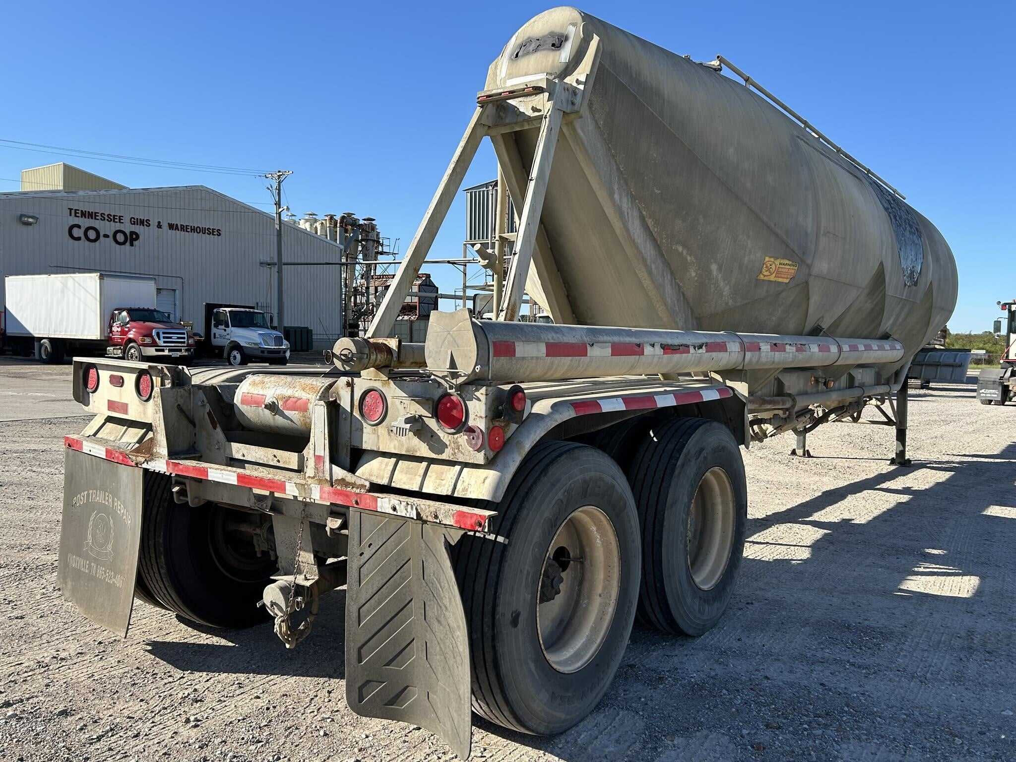 1984 Fruehauf 1000 cube pnuematic tank