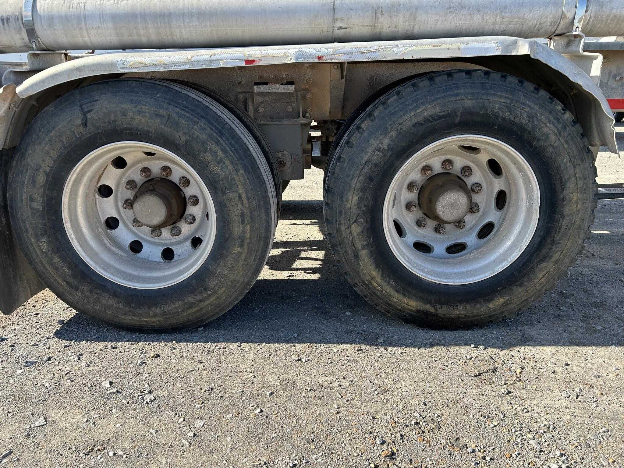 2007 Heil 1240 cubic foot pnuematic tank