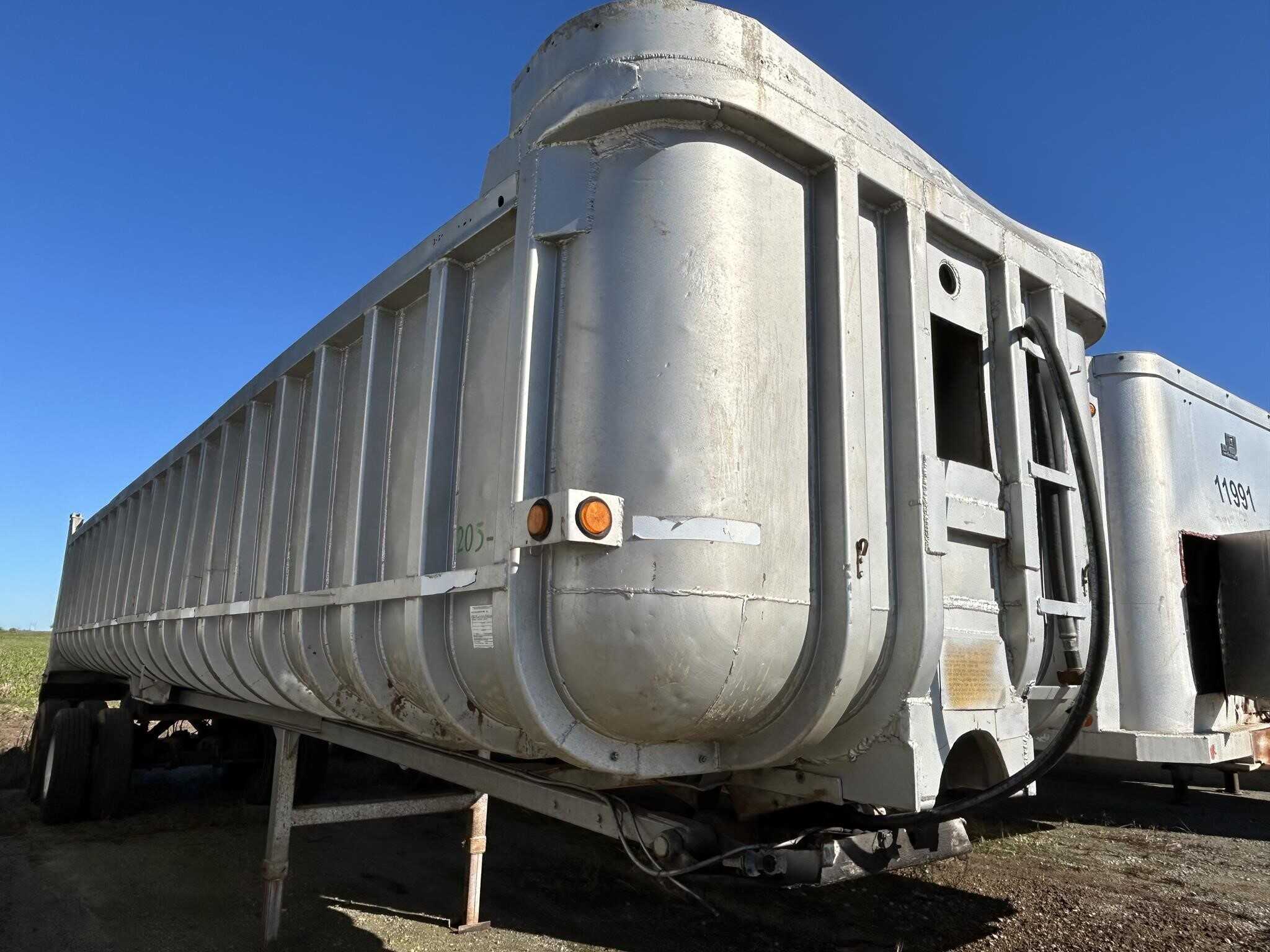 1977 Fruehauf 33 ft end dump