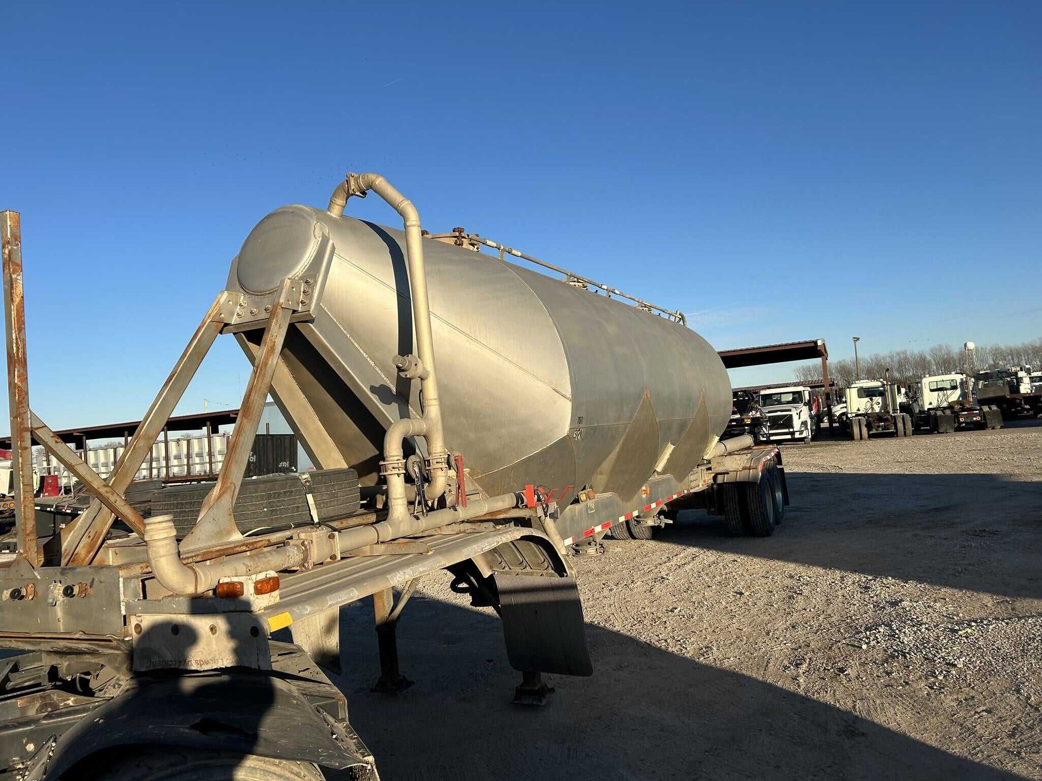 1984 Fruehauf 1000 cube pnuematic tank