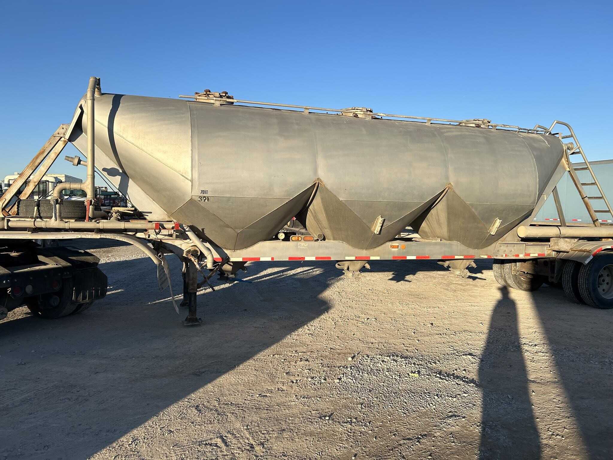 1984 Fruehauf 1000 cube pnuematic tank