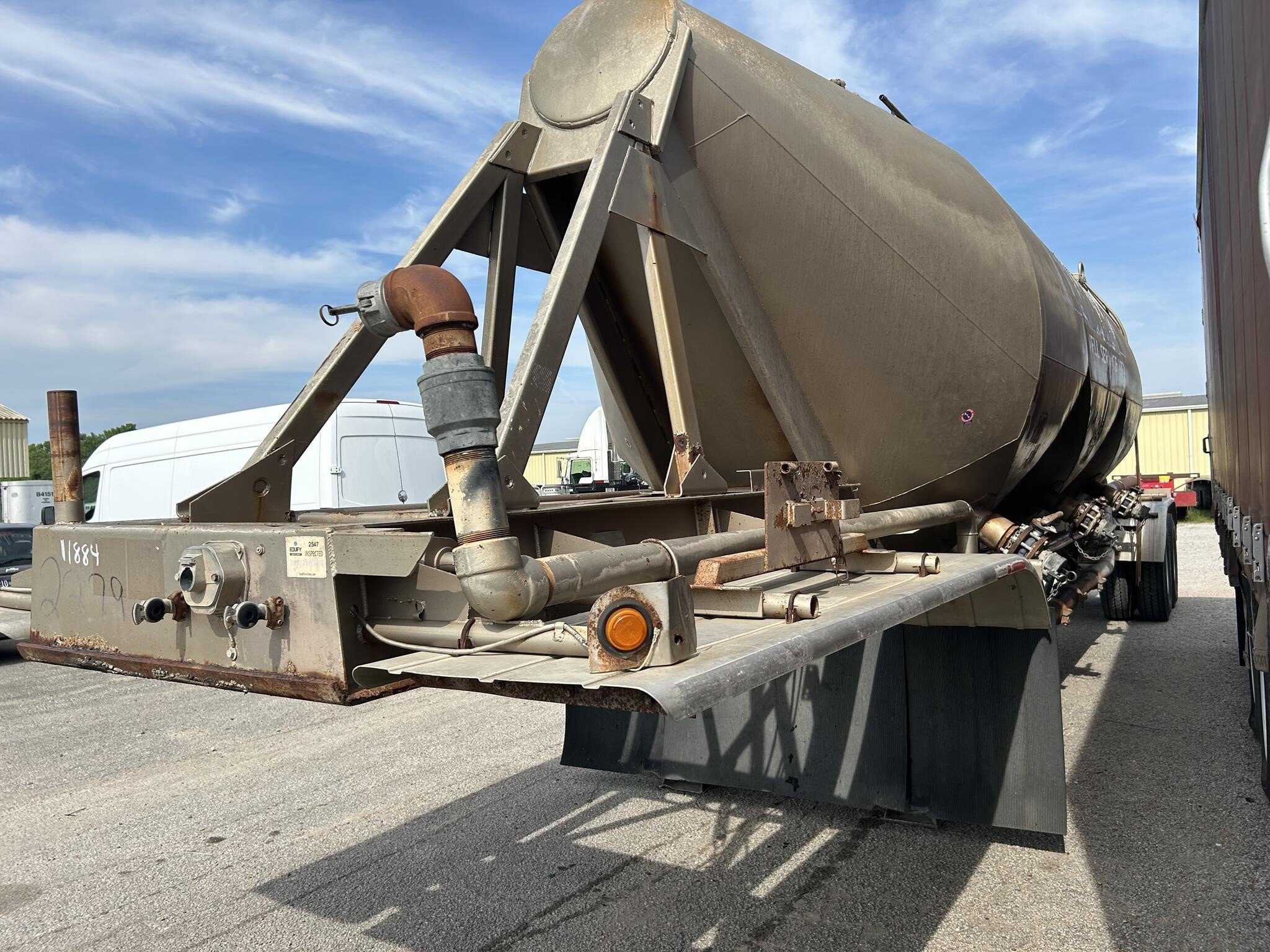 1981 Fruehauf 985 cube pnuematic tank