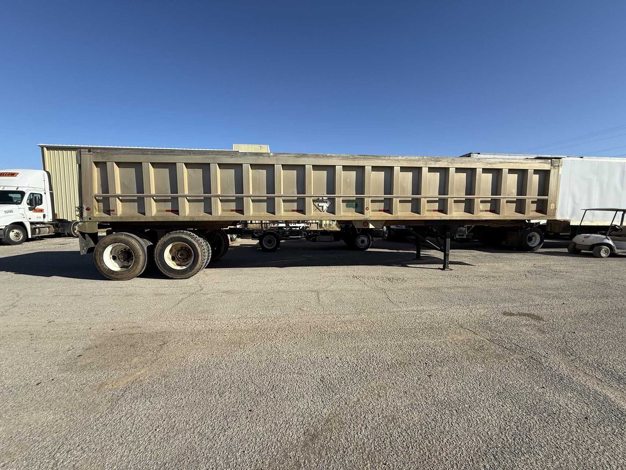 1991 Travis 39 ft end dump