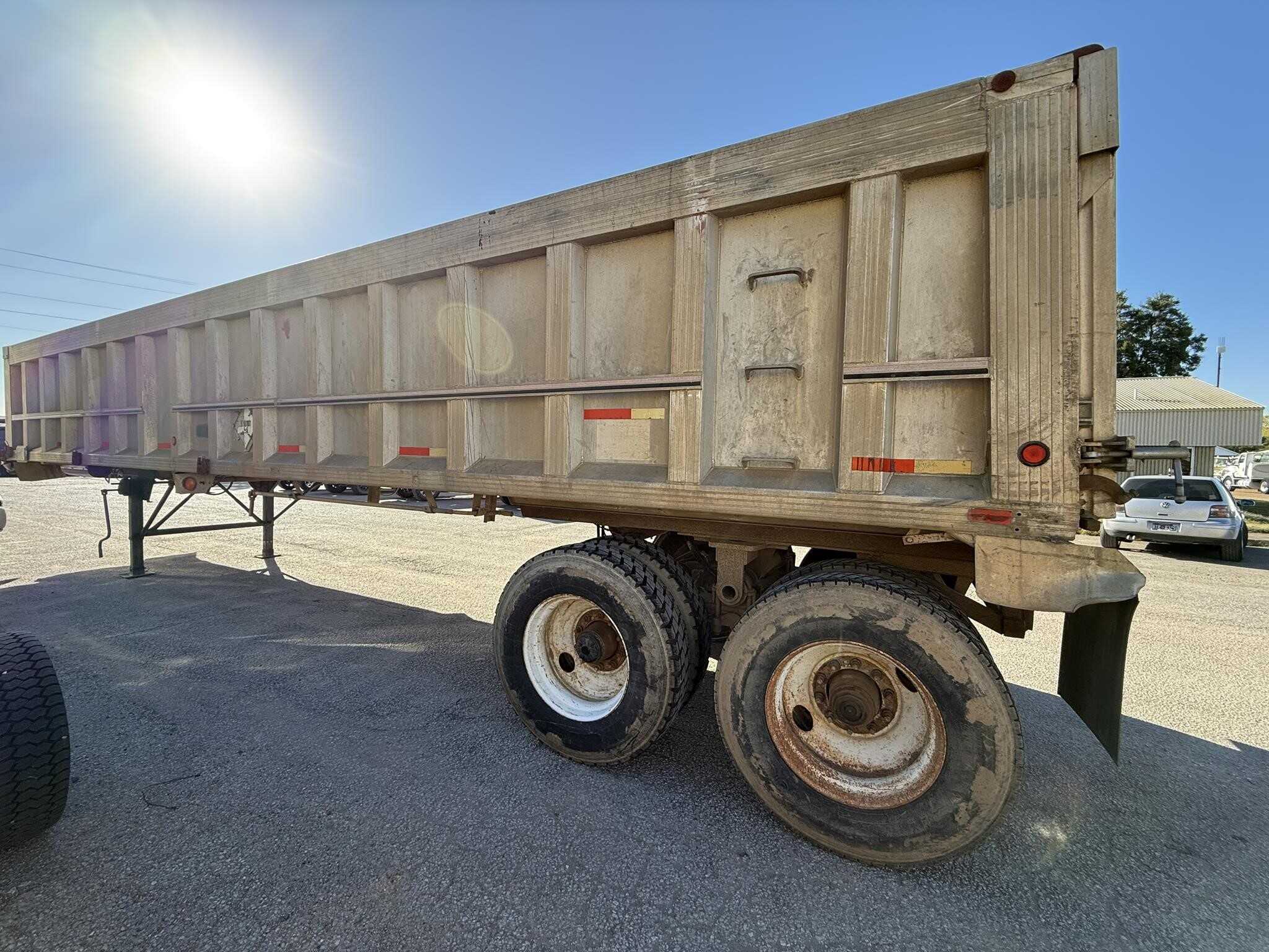 1991 Travis 39 ft end dump