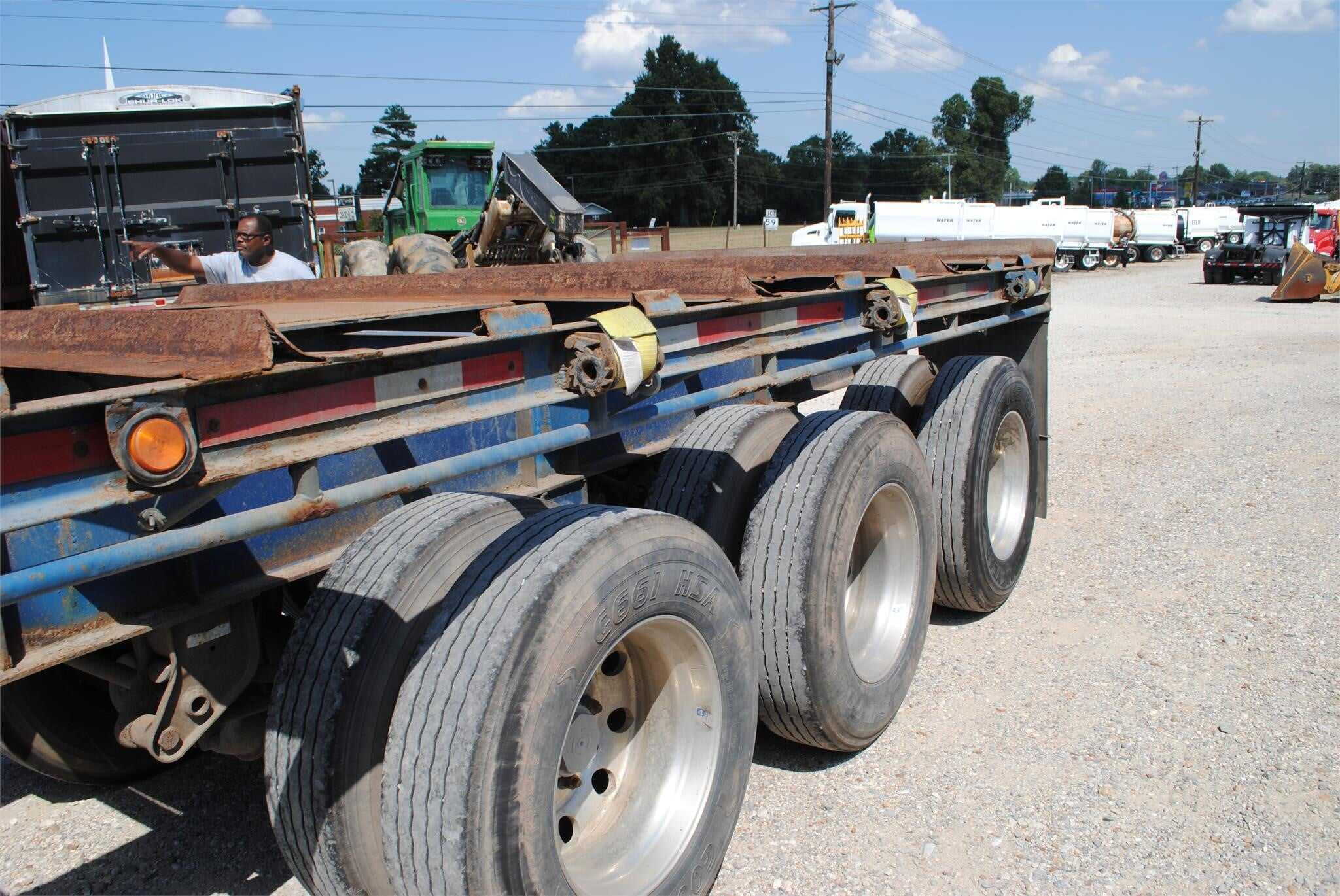 2006 Viking tri axle crate trailer