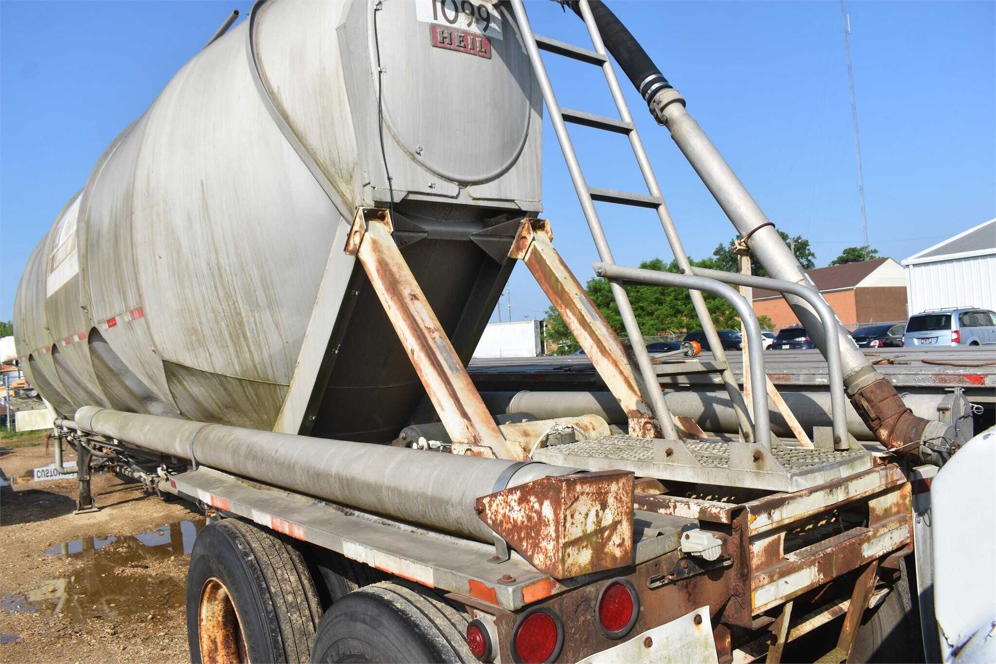 2015 Heil 1585 cube dry bulk