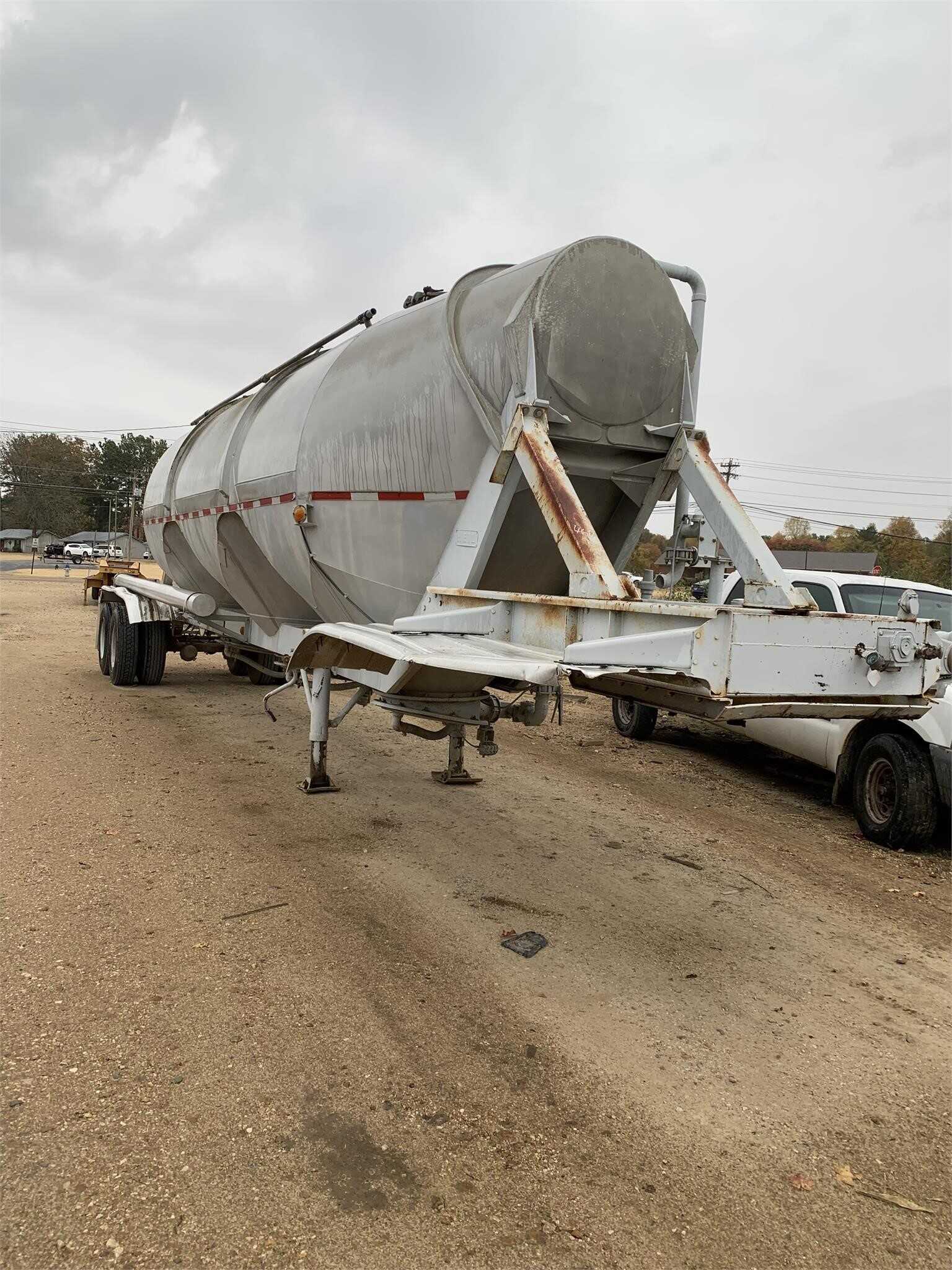 2015 Heil 1585 cube dry bulk