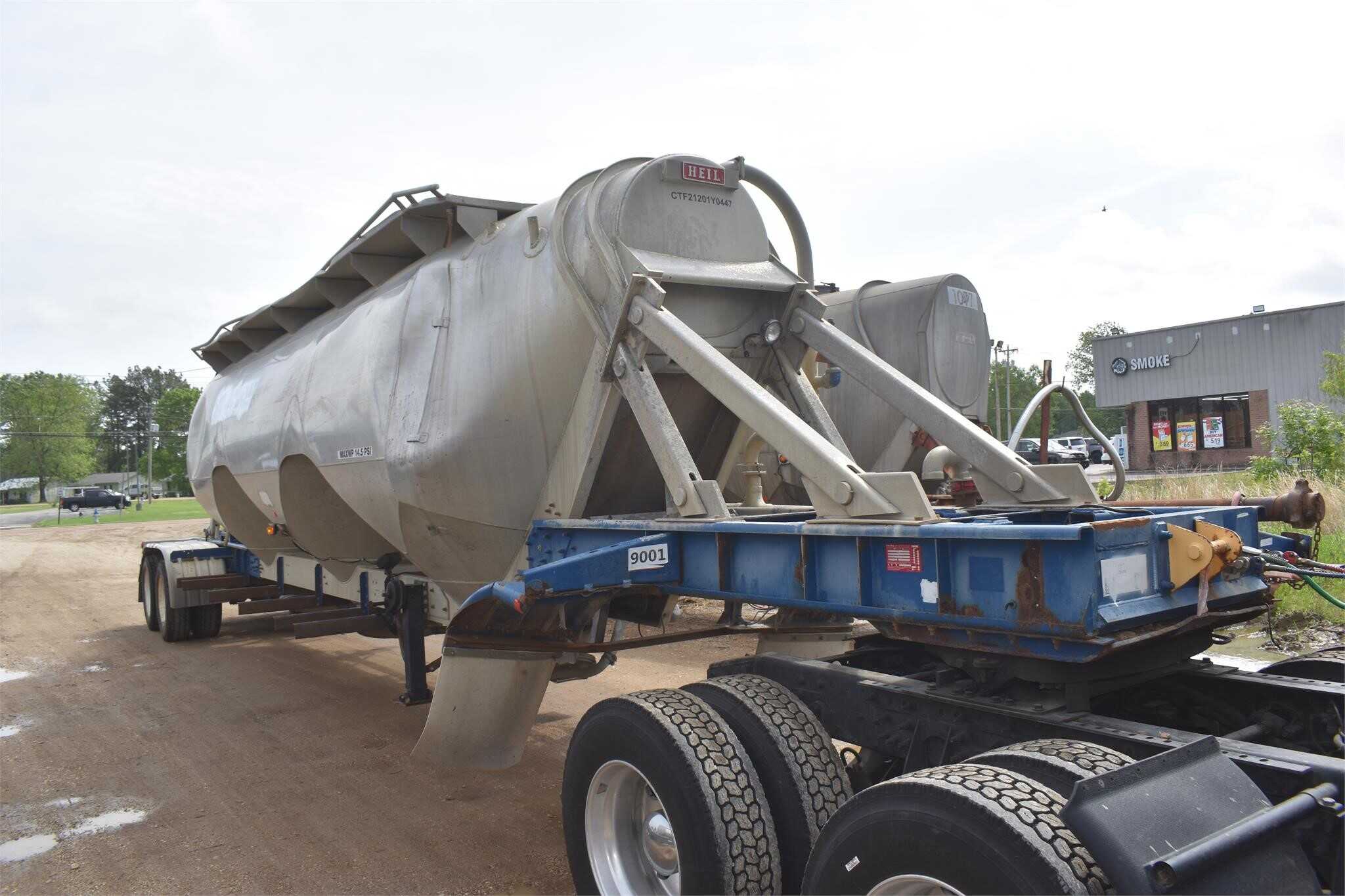 2001 Heil 1040 cube pnuematic tank