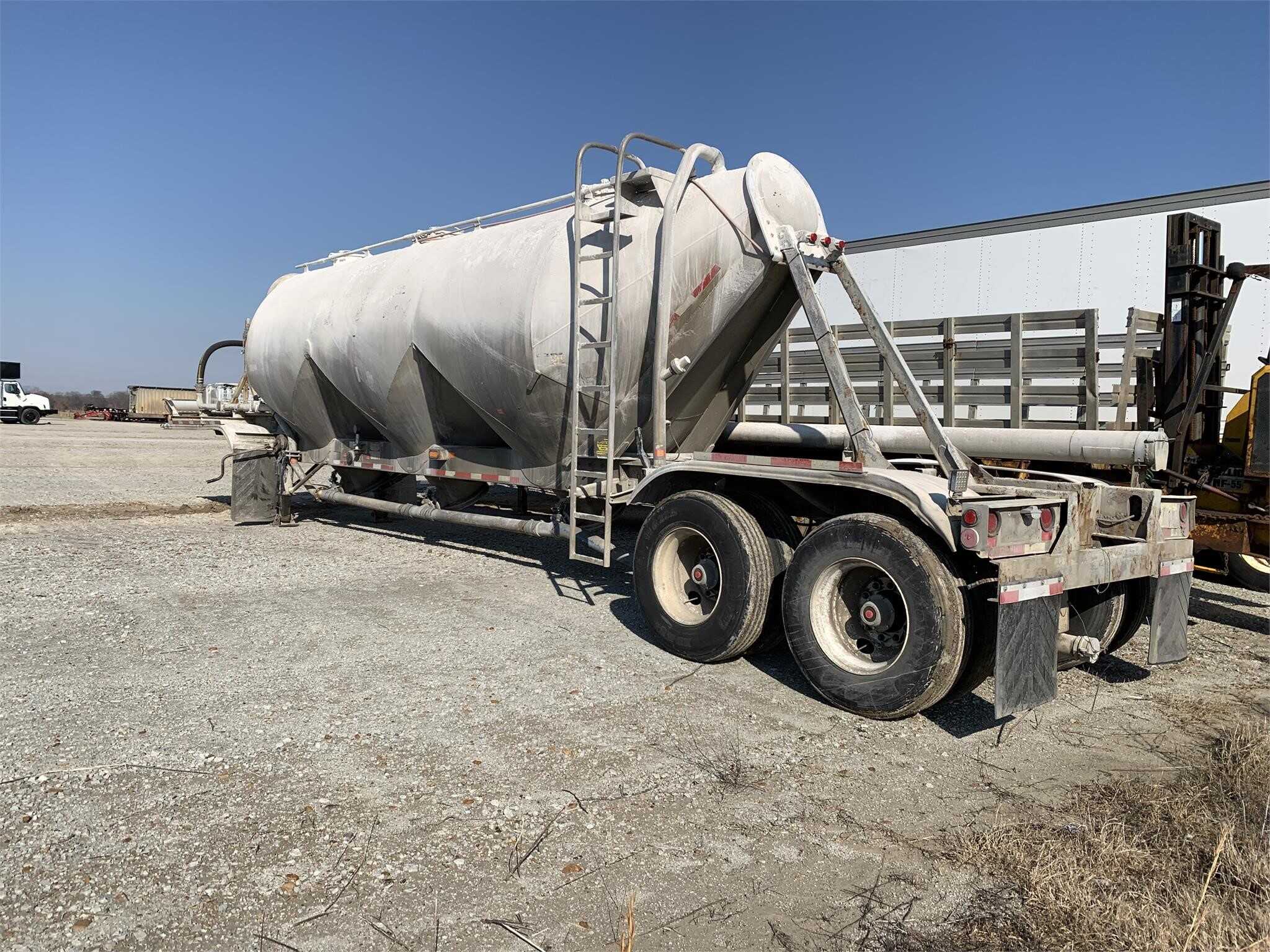 1994 Fruehauf 1000 cube pnuematic tank