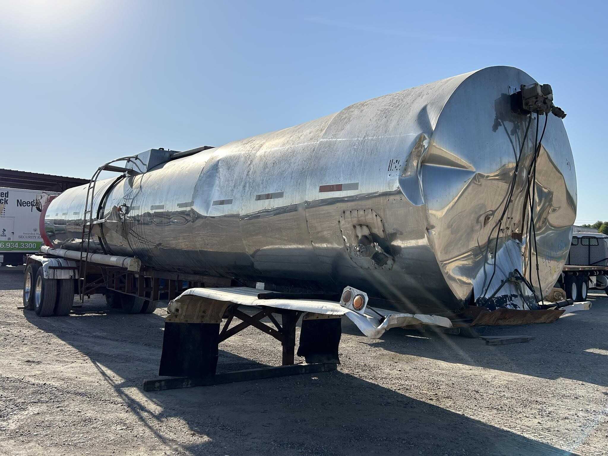 1972 Fruehauf 7200 gallon tank