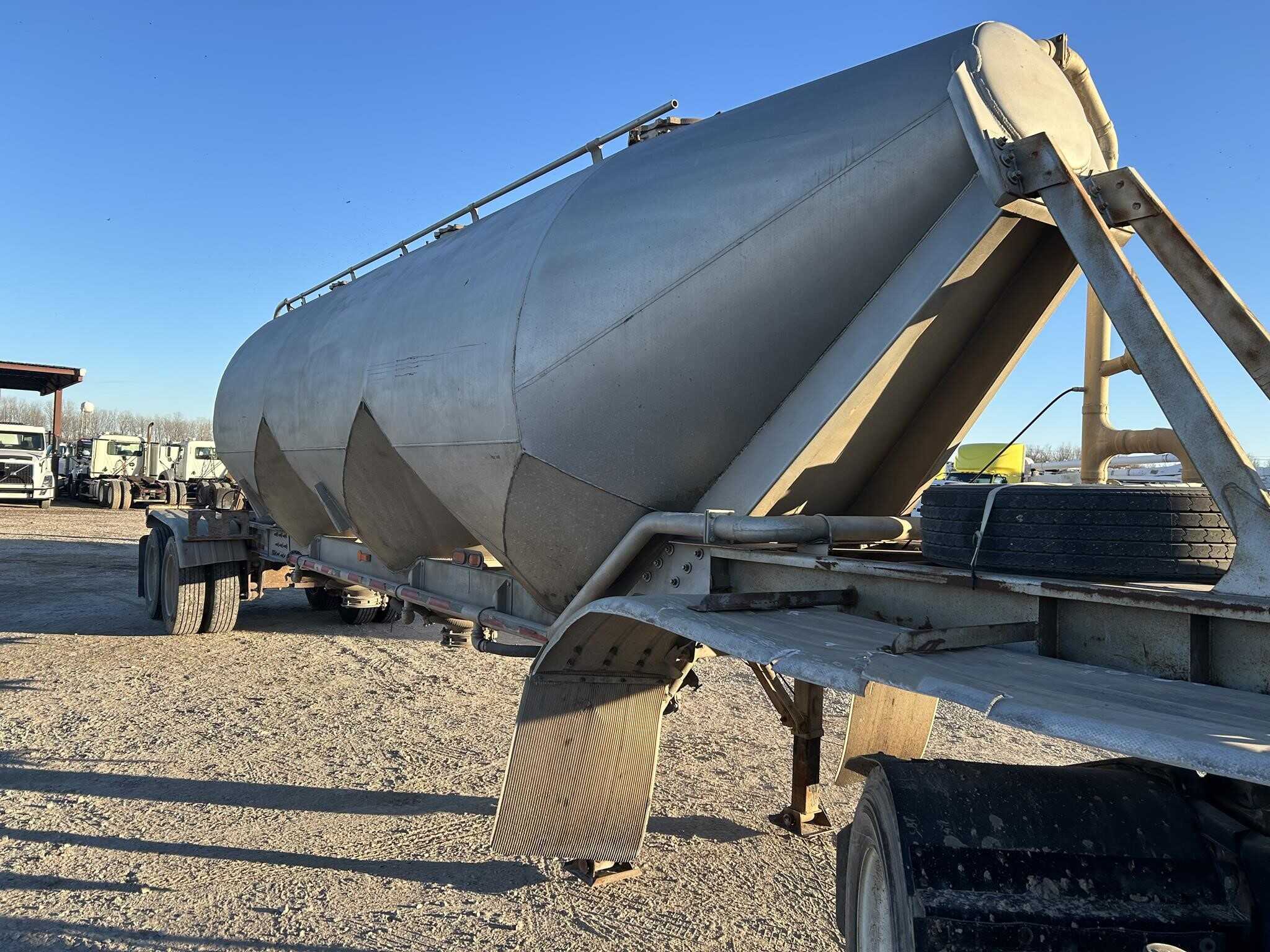 1984 Fruehauf 1000 cube pnuematic tank