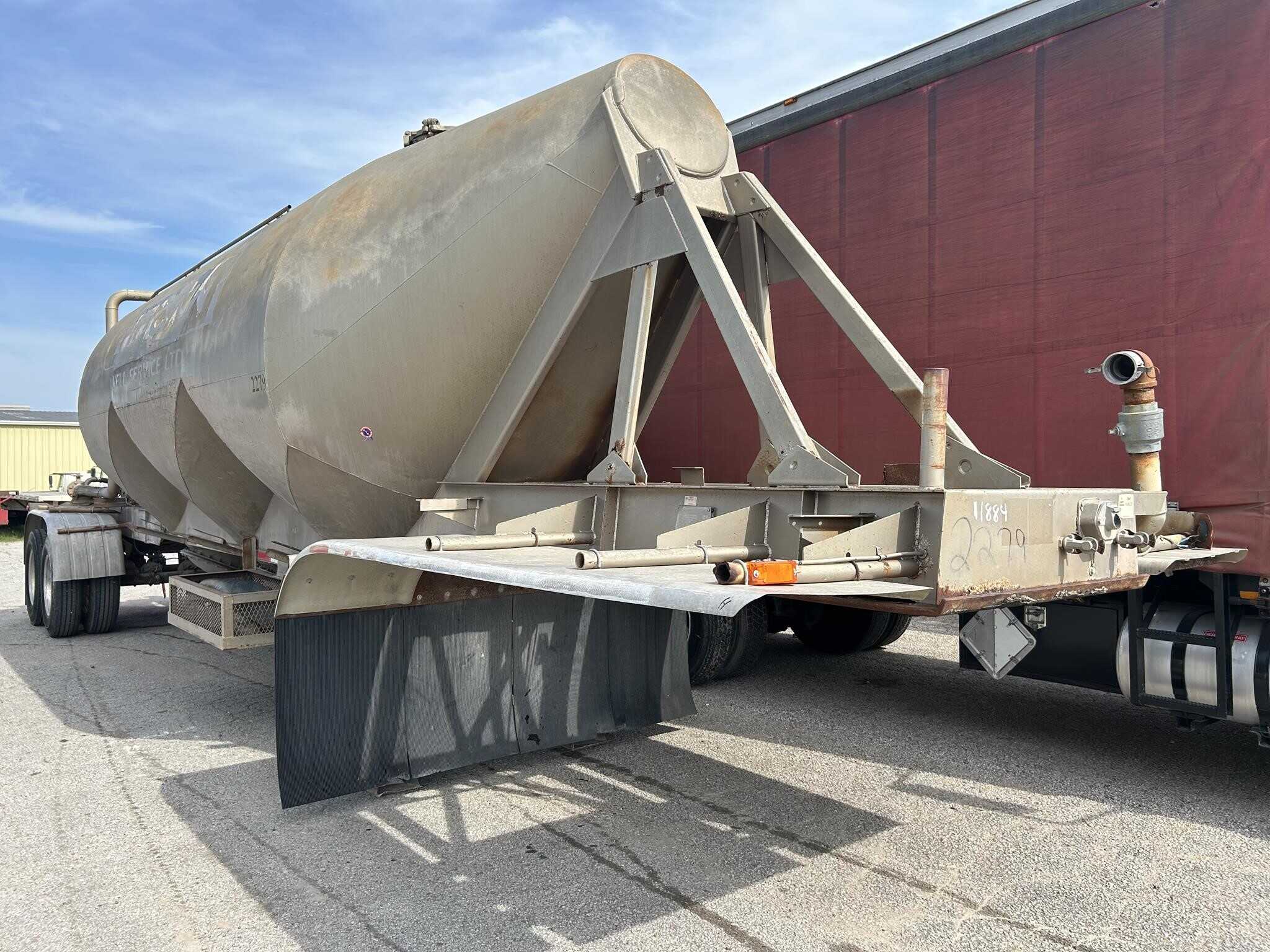 1981 Fruehauf 985 cube pnuematic tank