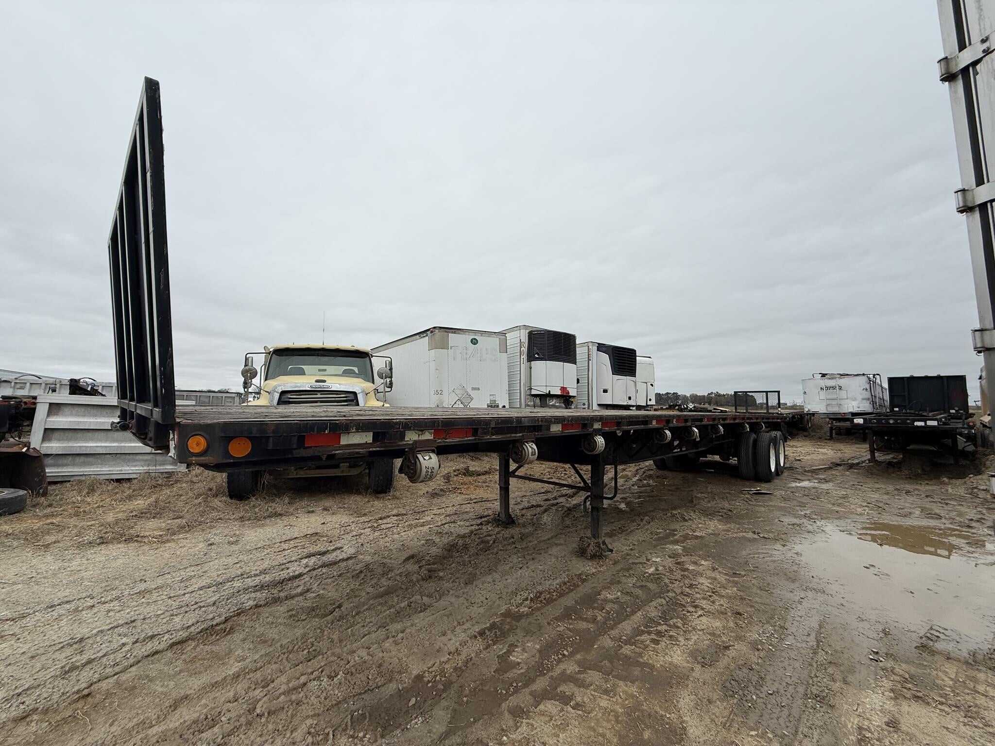 2007 Lufkin 45 ft flat bed/ fork lift package